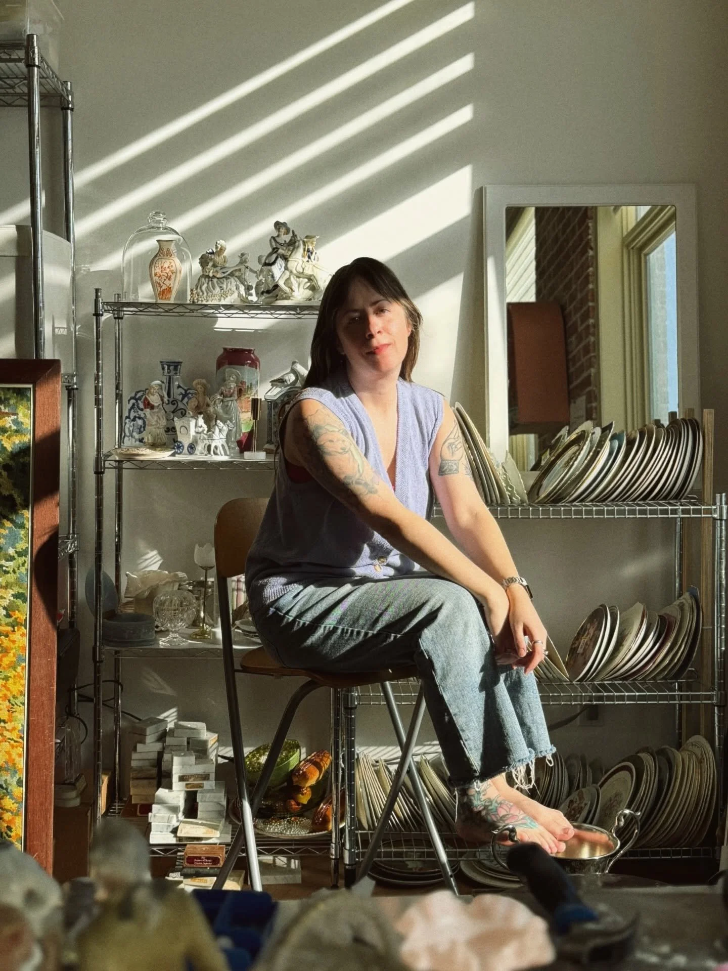 Un petit aper&ccedil;u de l'espace de cr&eacute;ation de @marimarki, artiste multidisciplinaire r&eacute;cemment install&eacute;e &agrave; l'Usine. 🎨

Dans son univers se croisent arts visuels, design graphique et installation. Son travail m&ecirc;l