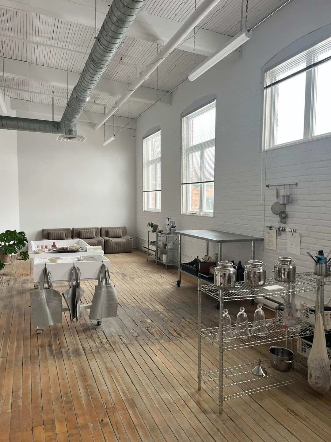 @lesprit.artisan s&rsquo;est r&eacute;cemment install&eacute; &agrave; l'Usine Rolland &mdash; un studio qui r&eacute;unit coiffure, soins naturels haut de gamme et parfumerie artisanale.

On vous invite &agrave; d&eacute;couvrir l&rsquo;univers de J