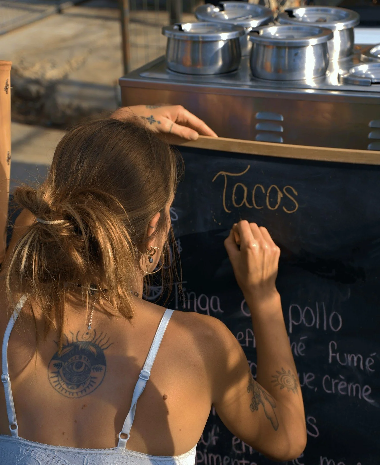 C&rsquo;est beau de voir la terrasse s&rsquo;animer au fil des saisons. Les Ap&eacute;ros de l&rsquo;Usine se poursuivent ce jeudi, avec des feux &agrave; l&rsquo;ext&eacute;rieur et Tacos Nomades sur place pour la nourriture. 🧣