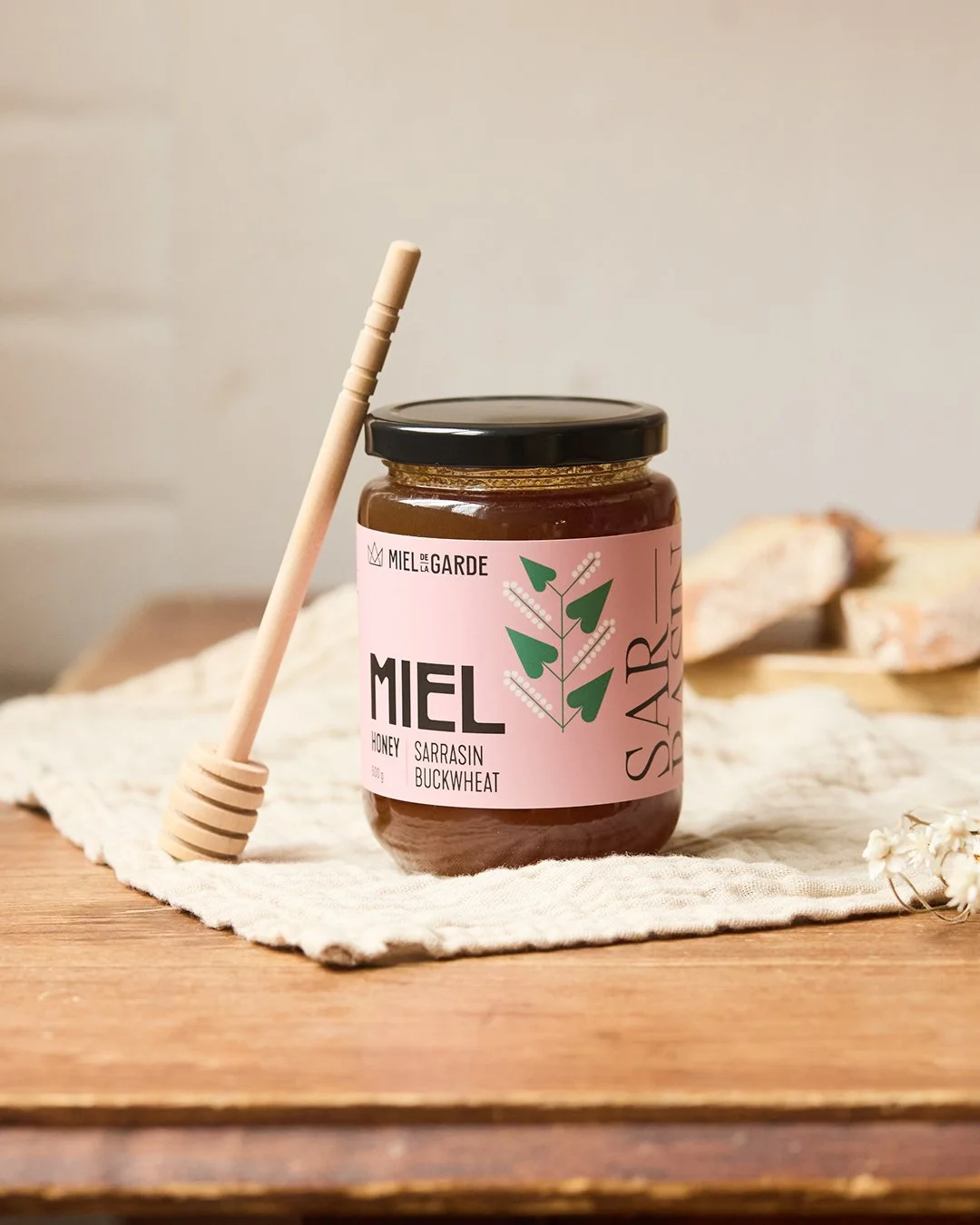 Le March&eacute; des F&ecirc;tes de l&rsquo;Usine Rolland rassemblera une belle diversit&eacute; de cr&eacute;ateur&middot;rices et d&rsquo;artisan&middot;es d&rsquo;ici. 🎄

Parmi les exposant&middot;es &agrave; d&eacute;couvrir :
1 - @miel_de_la_ga
