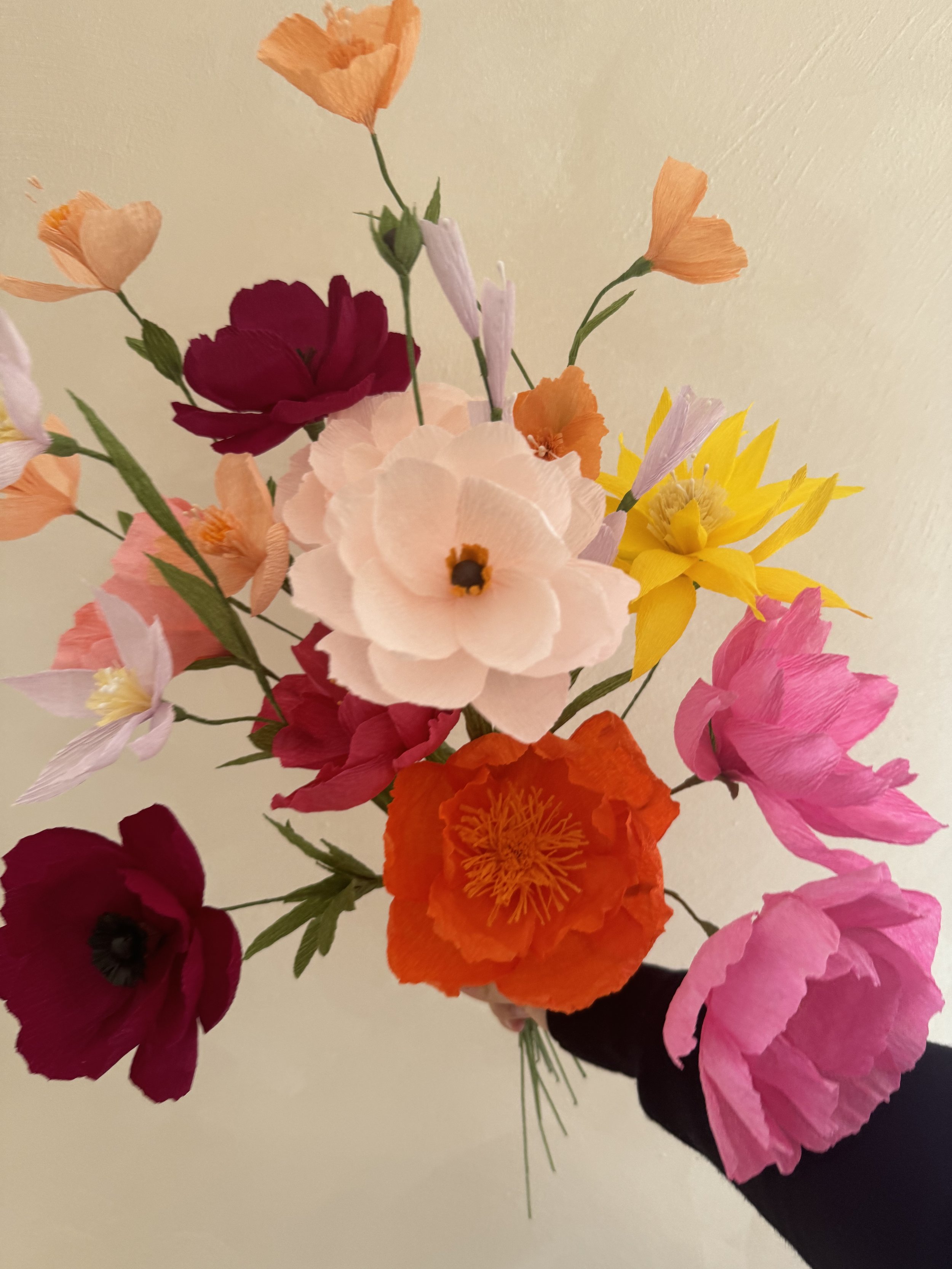 Ein schöner bunter mix aus 14 verschiedenen Blüten wie Butterfly Ranunkel, Clematis, Poppy, Anemone, Pfingstrose und Glockenblume.