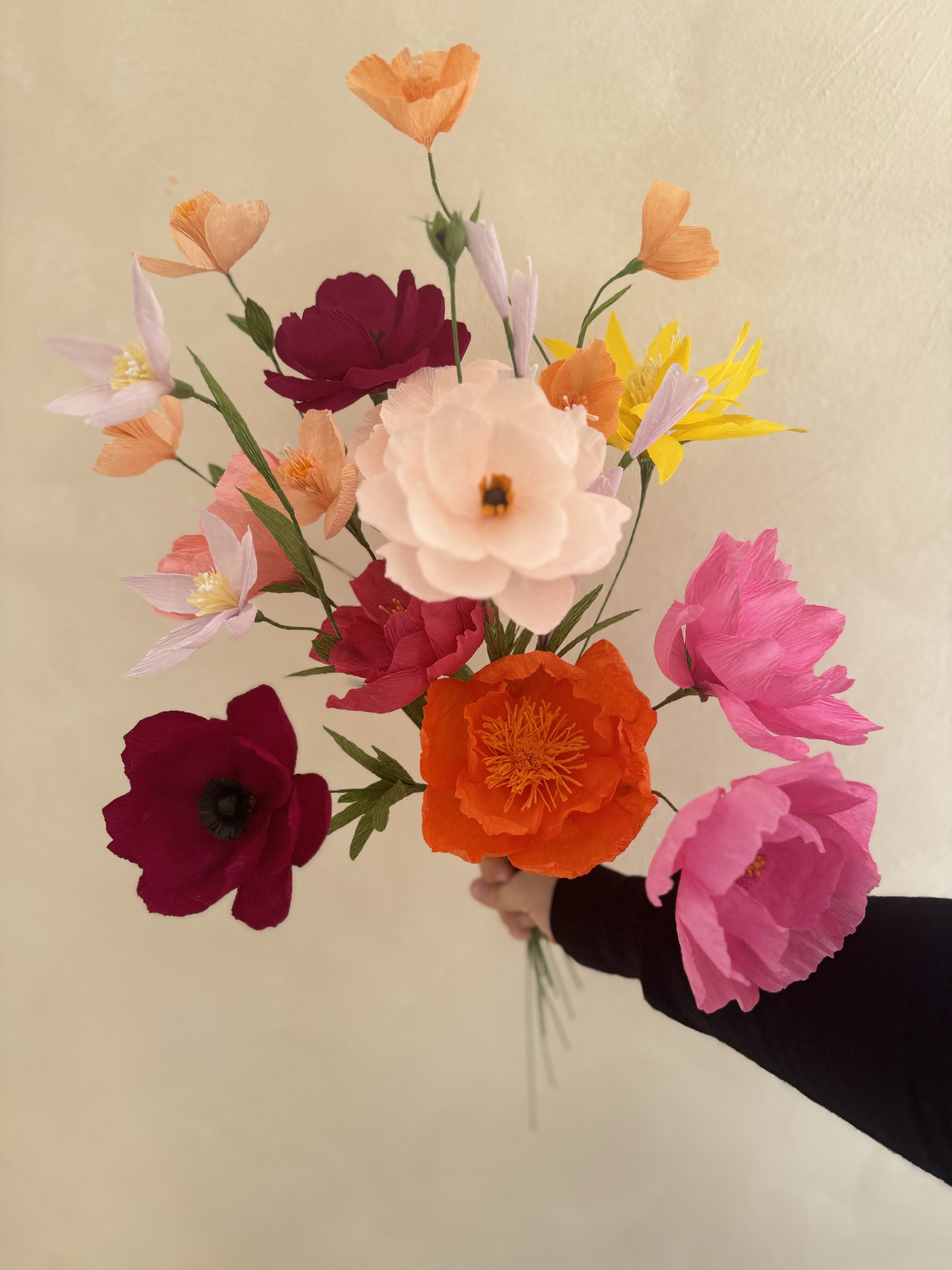 Wenn es etwas größer sein darf. Ein schöner bunter mix aus 14 verschiedenen Blüten wie Butterfly Ranunkel, Clematis, Poppy, Anemone, Pfingstrose und Glockenblume.
