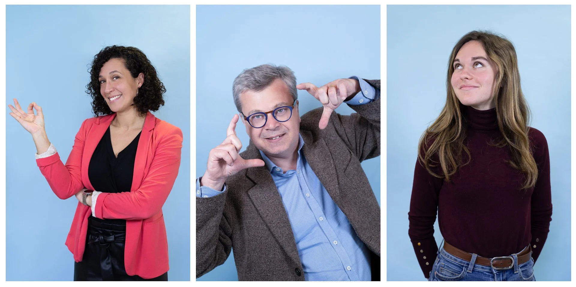 Série de trois portraits professionnels de collaborateurs sur fond bleu clair, avec des poses naturelles et expressives pour une communication d’entreprise.