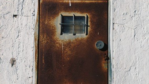 Cracked exterior wall surface illustrating warning signs buyers and sellers should evaluate before closing.