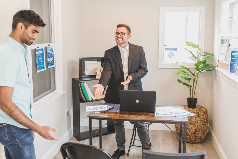 Mortgage broker meeting with a Buyer to discuss home loan options