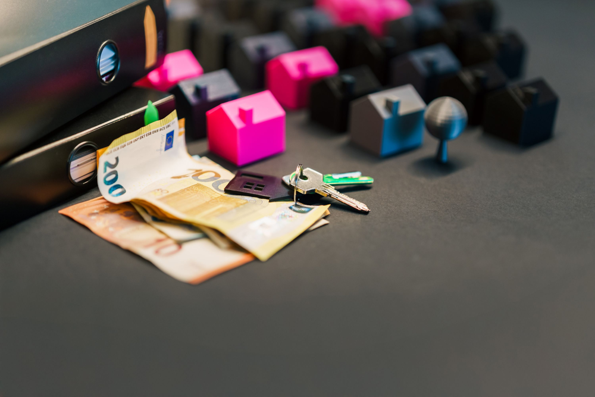 House keys and cash illustrating pricing strategy and financial tradeoffs when selling a home.