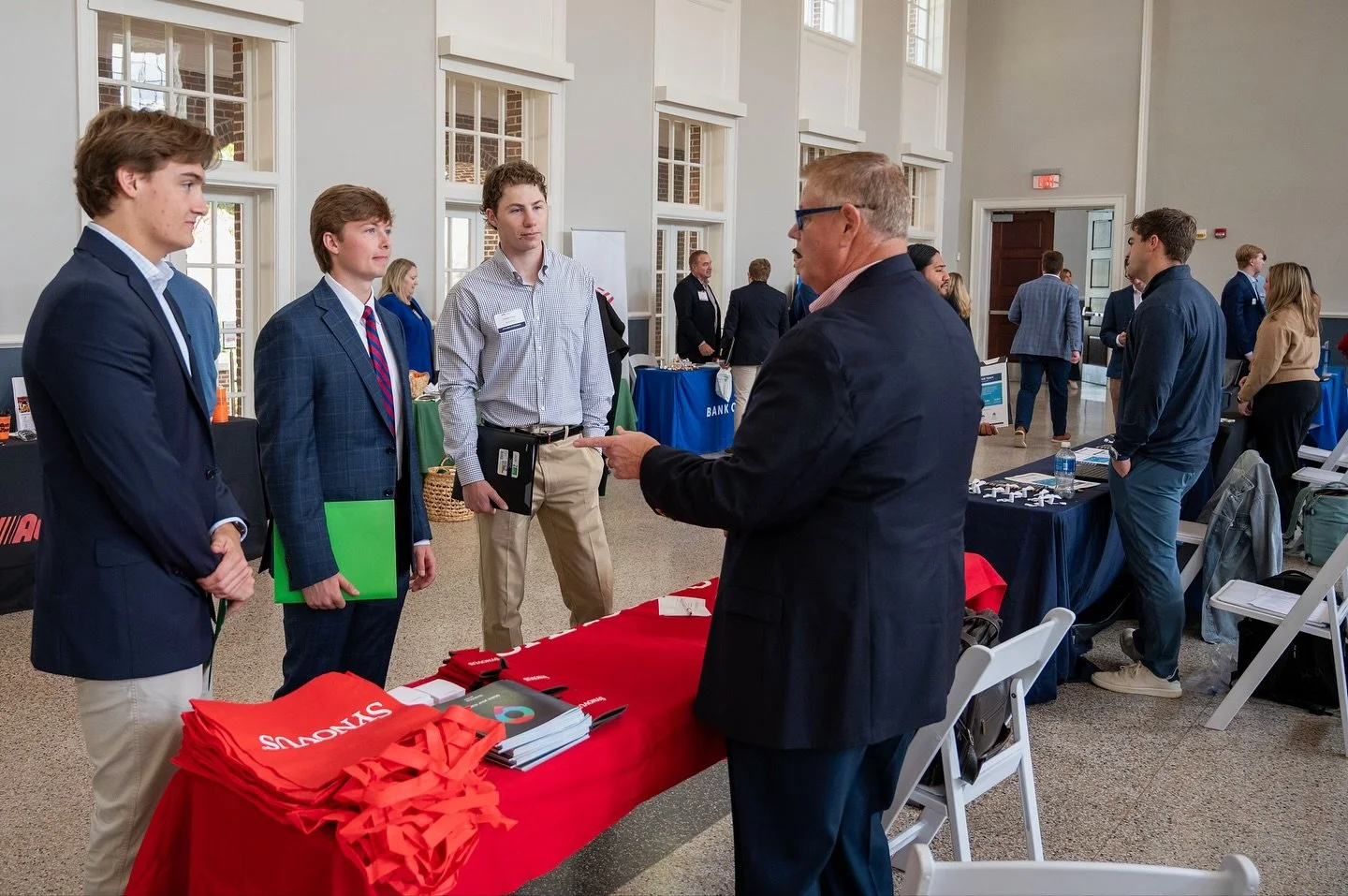 Future in Finance was a success for the second year in a row! 🎉
We were honored to host 21 companies from across the nation 🇺🇸 who came to speak with students about their organizations, share how they landed their roles 💼, and discuss potential i