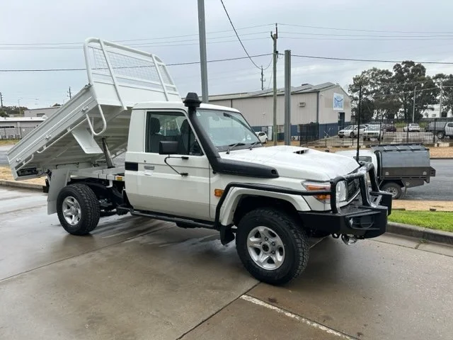 White ute with a flatbed and a raised cargo bed, custom ute tray and powder coating Wagga Wagga. Sandblasting and powder coating service Wagga with custom truck and ute bodies and ute trays. 
