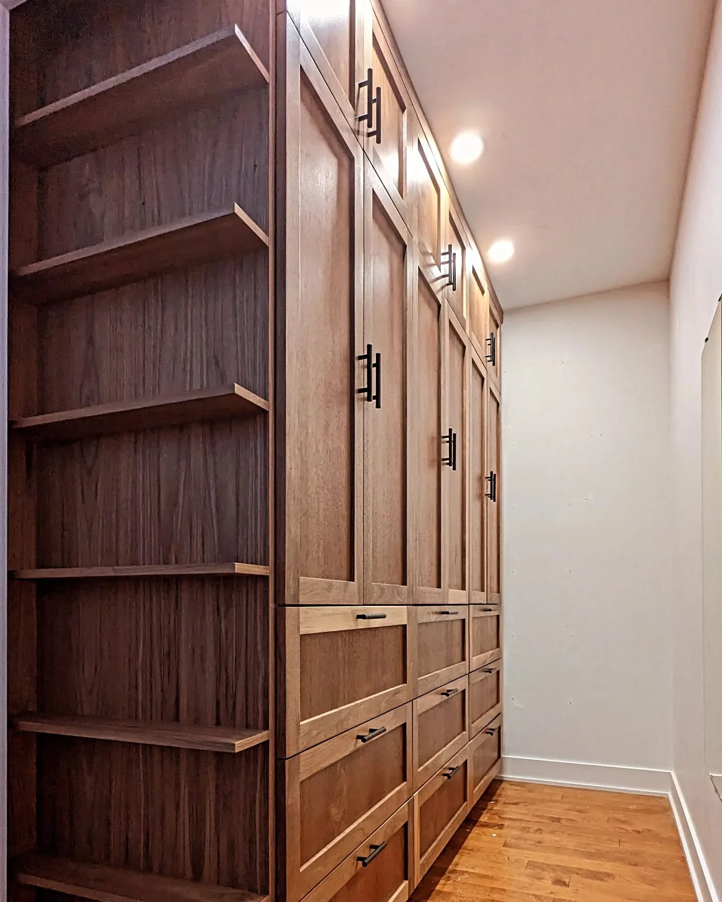 Custom walk-in closet in black walnut.
Shaker style cabinet door and drawer front.
Blum soft close undermount slide.
DM @lashopwudwork for your future woodworking project! 
.
.
.
.
#woodworking #handtools #wood #woodworkers #custombuilt #diy #carpen