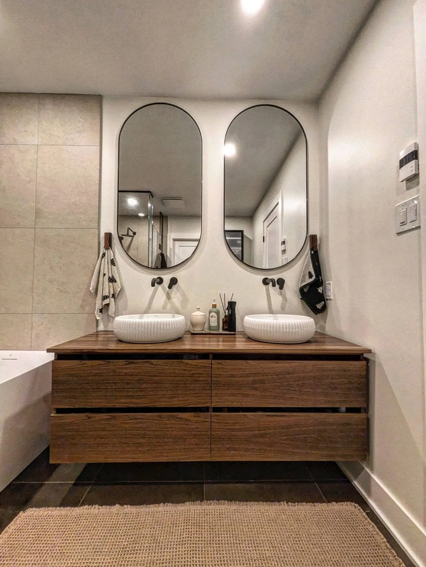 Check out this gorgeous handmade dual sink walnut vanity, details matter..

#woodworking #vanity #woodworkers #custombuilt #montreal