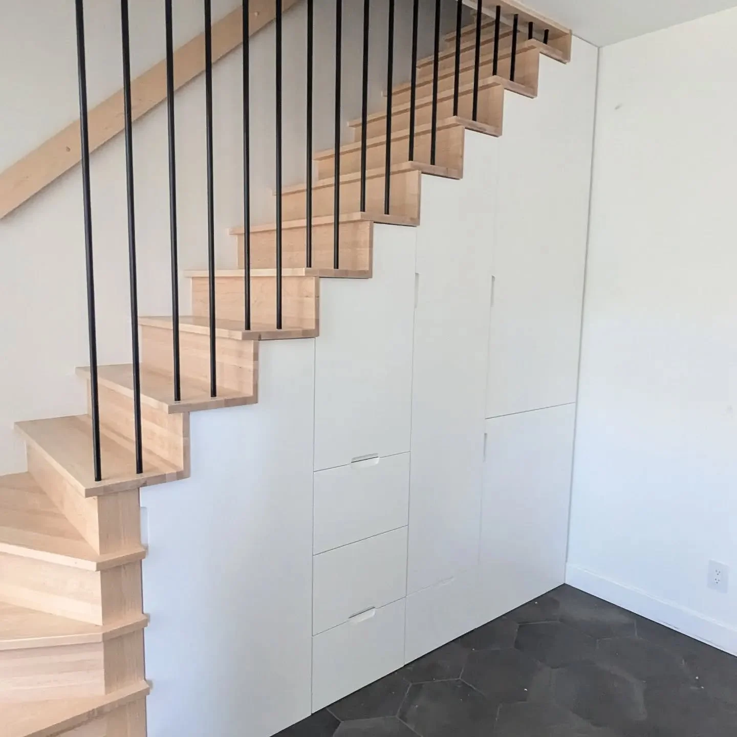 Rangement sous escalier sur mesure
Minimaliste, &eacute;pur&eacute; et fonctionnelle..

Contactez @lashopwudwork pour vos projets futurs d'ebenisterie!
.
.
.
.
..
#woodworking #handtools #wood #woodworkers #custombuilt #diy #carpenter #carpentry #mon