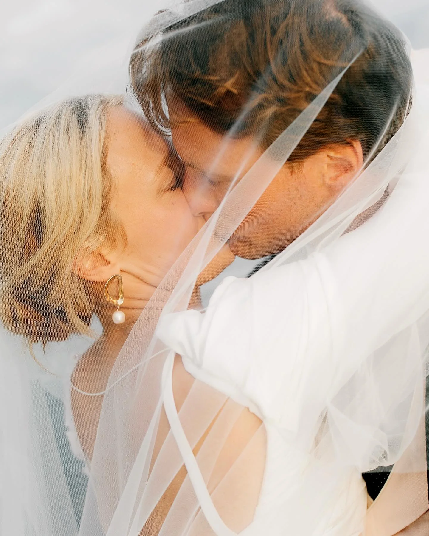 Nu f&aring;r v&auml;l br&ouml;llopss&auml;songen &auml;nd&aring; b&ouml;rja snart? Vill ut ut ut och fotografera k&auml;rlek. Jag kommer alltid tillbaka till dessa bilder p&aring; Louise och Guy och hur r&aring; och &auml;kta den portr&auml;ttsession