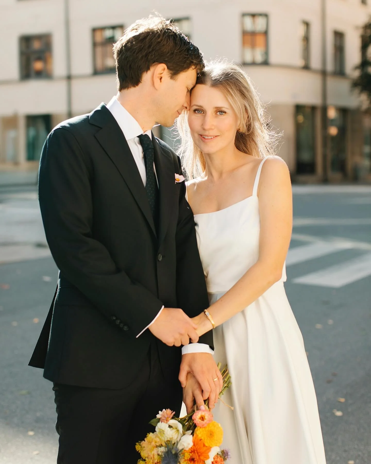 Linna + David 🧡 Citybr&ouml;llop n&auml;r det &auml;r som allra finast 💫 Portr&auml;tt l&auml;ngs H&ouml;galidsgatan, vigsel och fest p&aring; magiska Kristinehovs Malmg&aring;rd &ndash; s&aring; mycket k&auml;rlek, s&aring; mycket Linna &amp; Davi