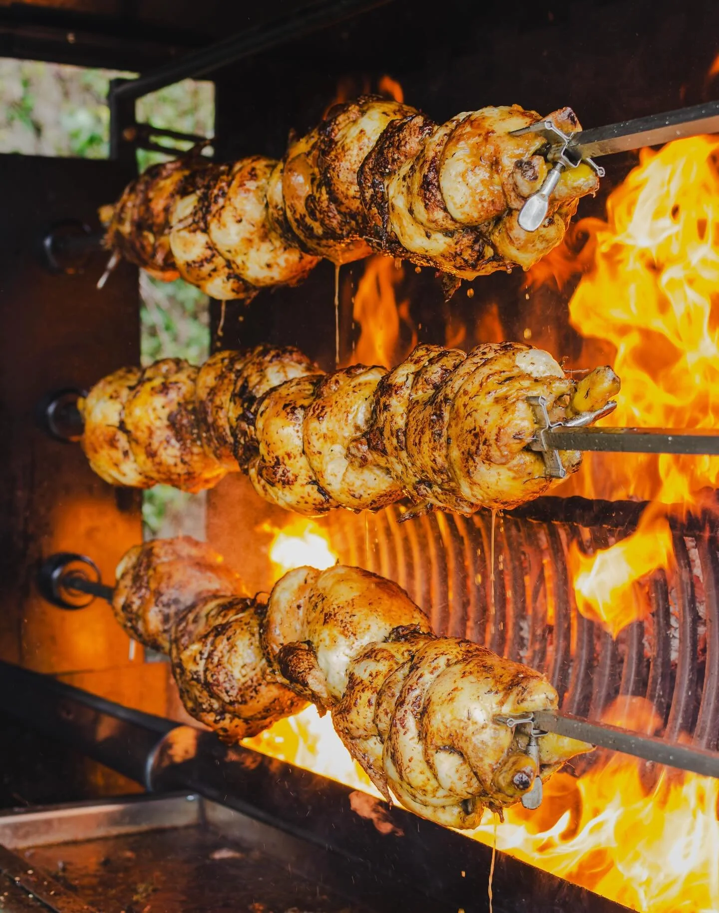 Pollastre a l&rsquo;ast al forn de llenya 🔥 972341604