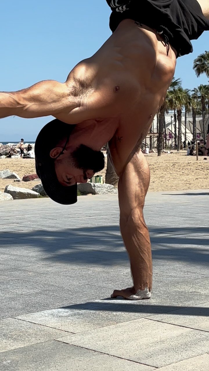 🦅🪲🐝
.
.
.
#handstand #handbalancing #onearmhandstand #calisthenics #calistenia #streetworkout #sport #sportmotivation #motivation #balance #fitness