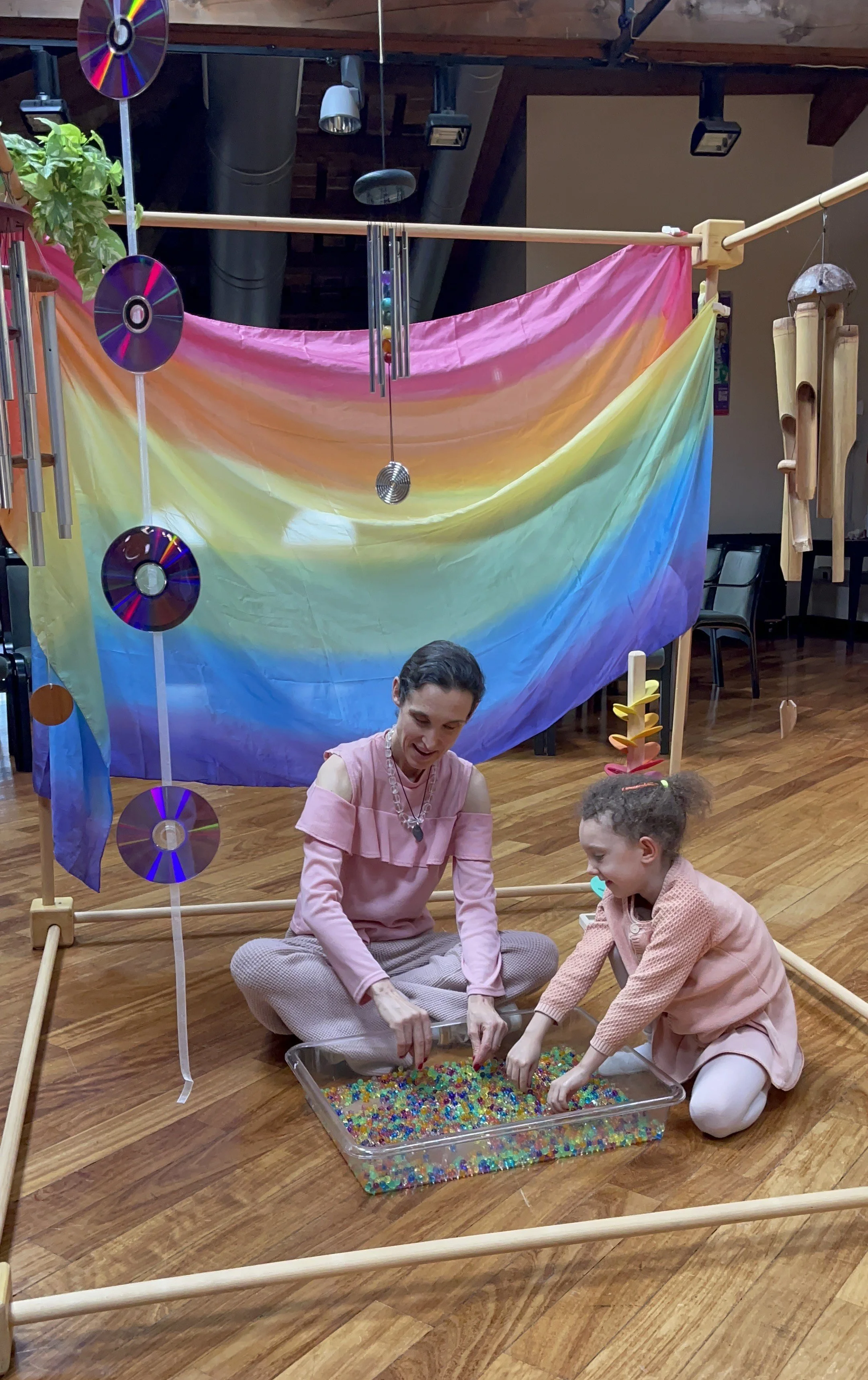 Maria Noemi Regalia e la figlia Kristel Sundari giocano con materiale Snoezelen sensoriale in un atelier creativo