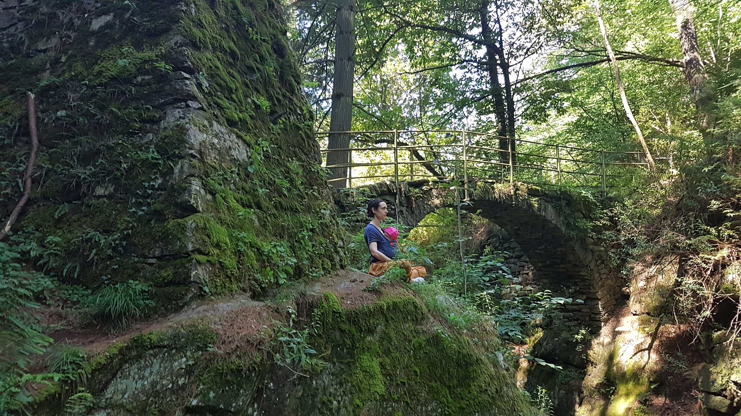 Maria Noemi Regalia in meditazione nella natura con la figlia Kristel Sundari nel marsupio.