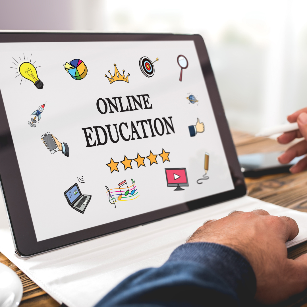 Un tablet mostra la scritta Online Education circondata da icone grafiche su tecnologia, pensiero critico e apprendimento creativo, a supporto dei percorsi per genitori della Casa dei Genitori.