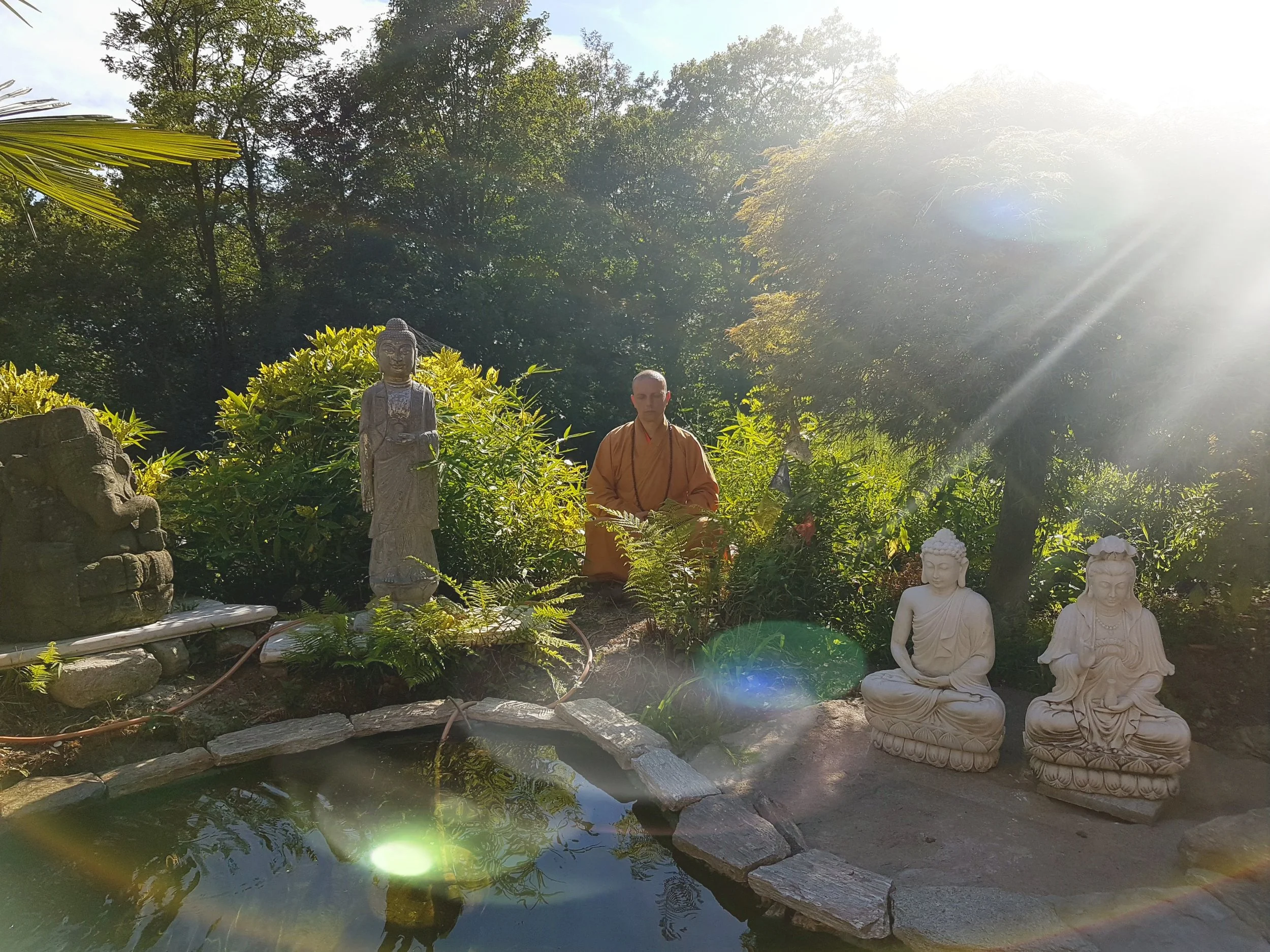 Maestro Chan in meditazione al Tempio di Albagnano per le pratiche orientali de La Casa dei Genitori