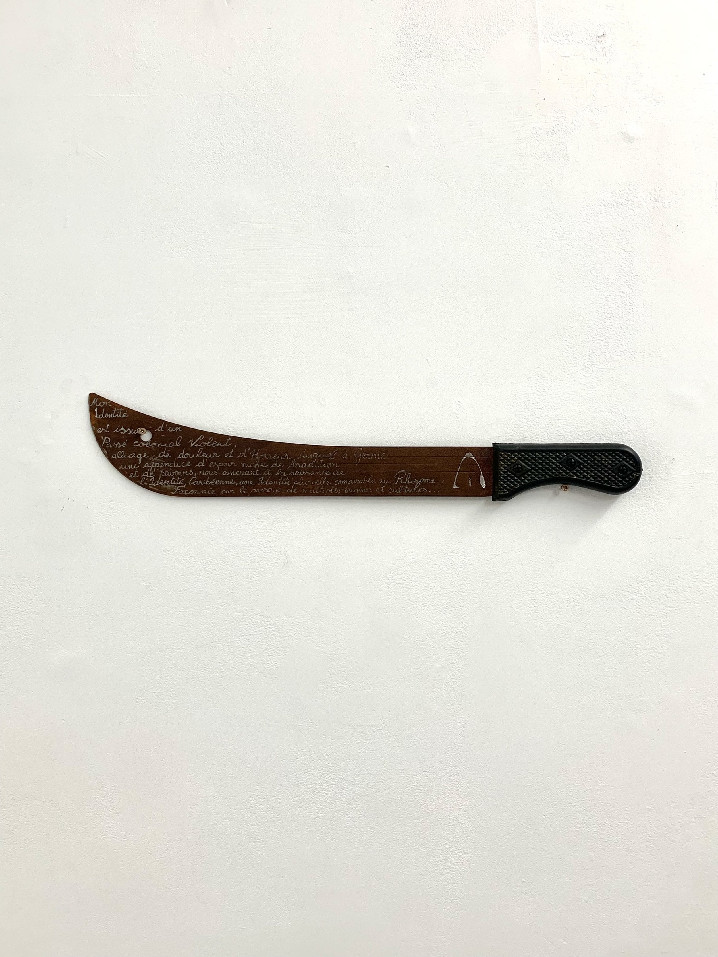 Héritage, 2022 55 x 10 cm
1/1 -
« Mon identité est issue d’un passé colonial violent alliage de douleur et d’horreurs, duquel à germé une appendice d’espoir riche de traditions et de savoirs, nous amenant à la naissance de l’identité caribé