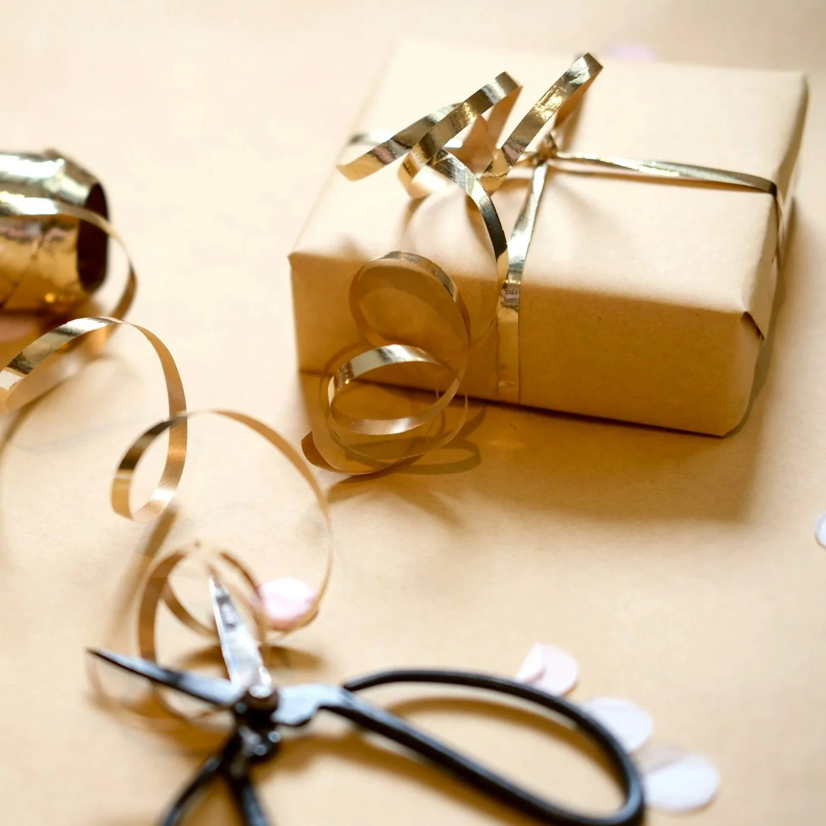 Gave som pakkes inn med bånd og saks