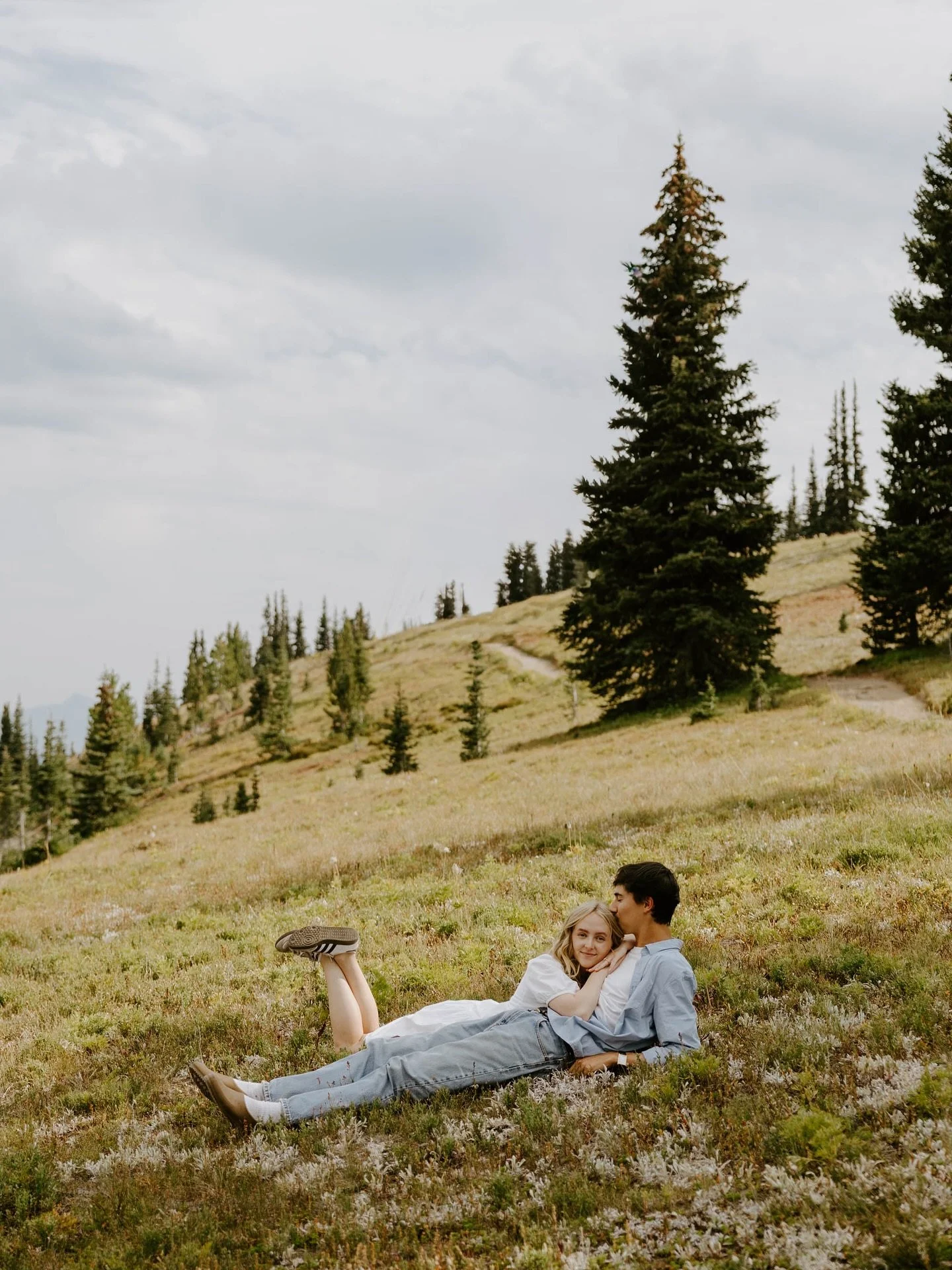 ainslea + mac. some sweet friends getting married next year and i was honoured to document their engagement photos in the mountains (which by the way is always a good idea).🍸⛰️🌞

#vancouverphotographer #authenticlove #engaged2025 #pnw #pnwweddings 