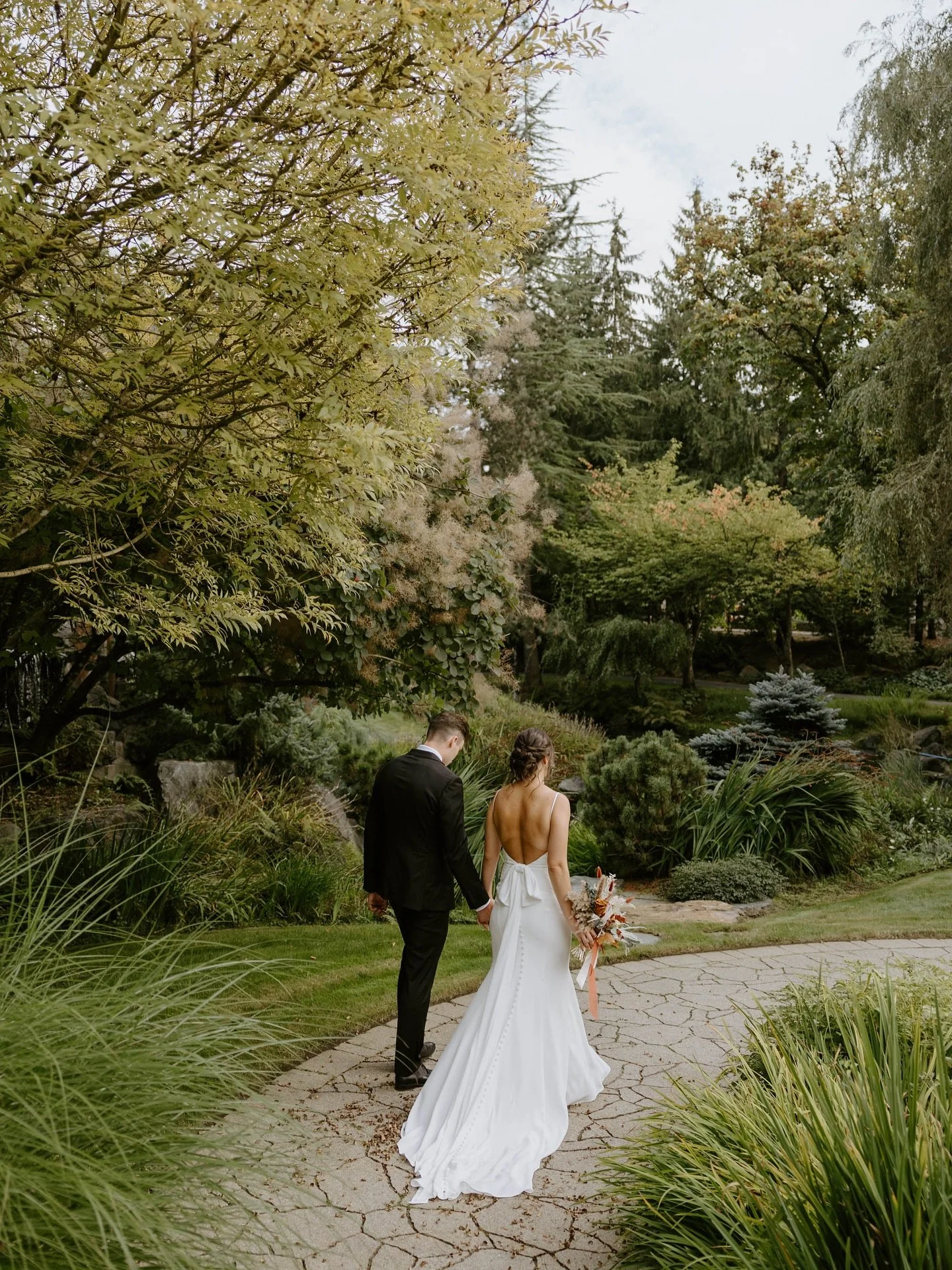 the most perfect way to end my summer weddings with jess + eli. fall weddings are in full swing and i cannot wait for them all🍷🌞🍂

dream team:
makeup: @rose.quartzbeauty
hair: @savvyjhair
florals: @villagebotanicals
dress: @champagneandlace
DJ: @t