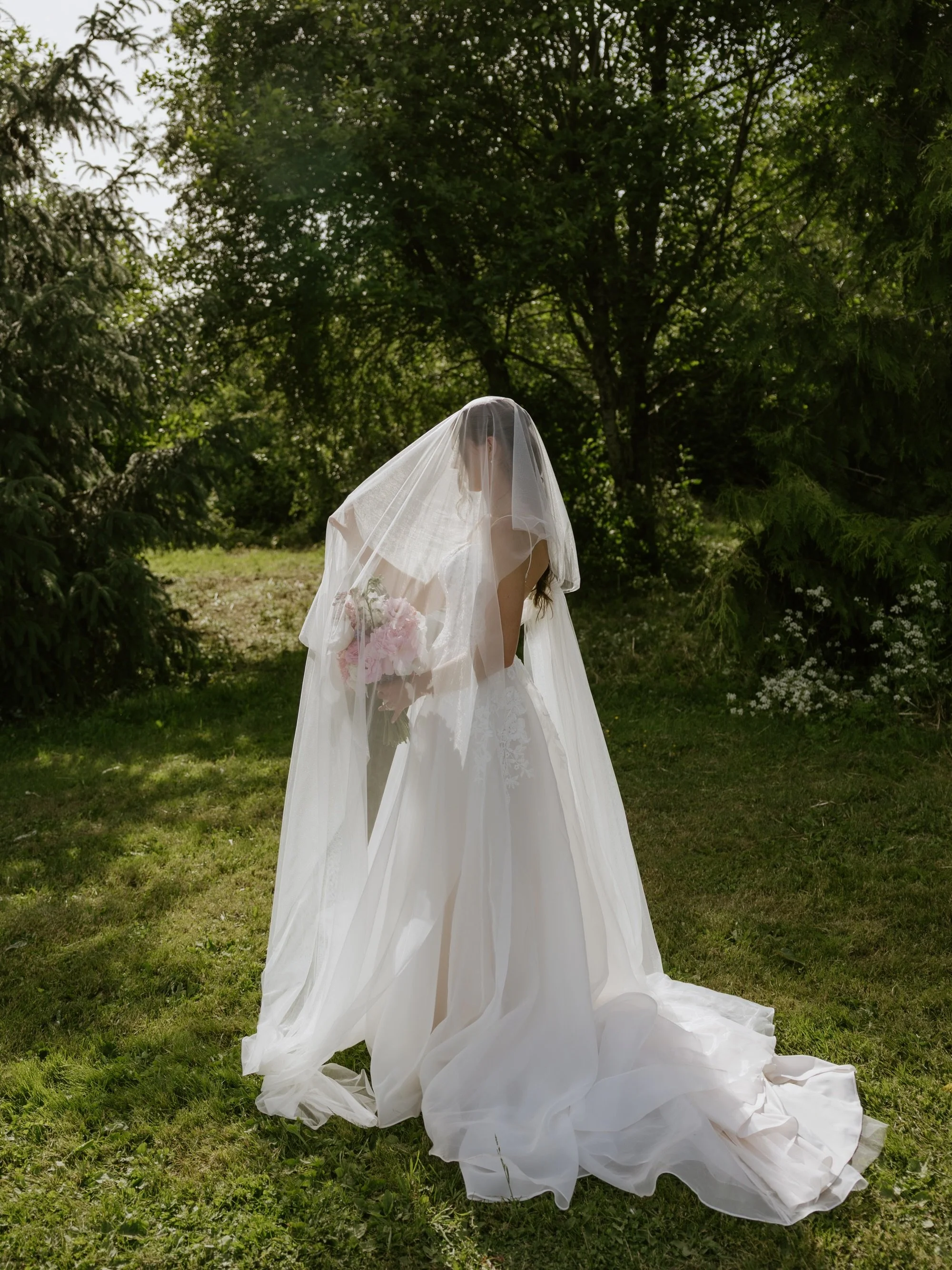 A very sweet sweet day, surrounded by all of the evidence of summertime coming soon. It&rsquo;s always an honour documenting big days for friends, I will never take that lightly🤍🌞

DREAM TEAM:
Video: @romans.media
Hair: @bridalhairbytiff
Second sho