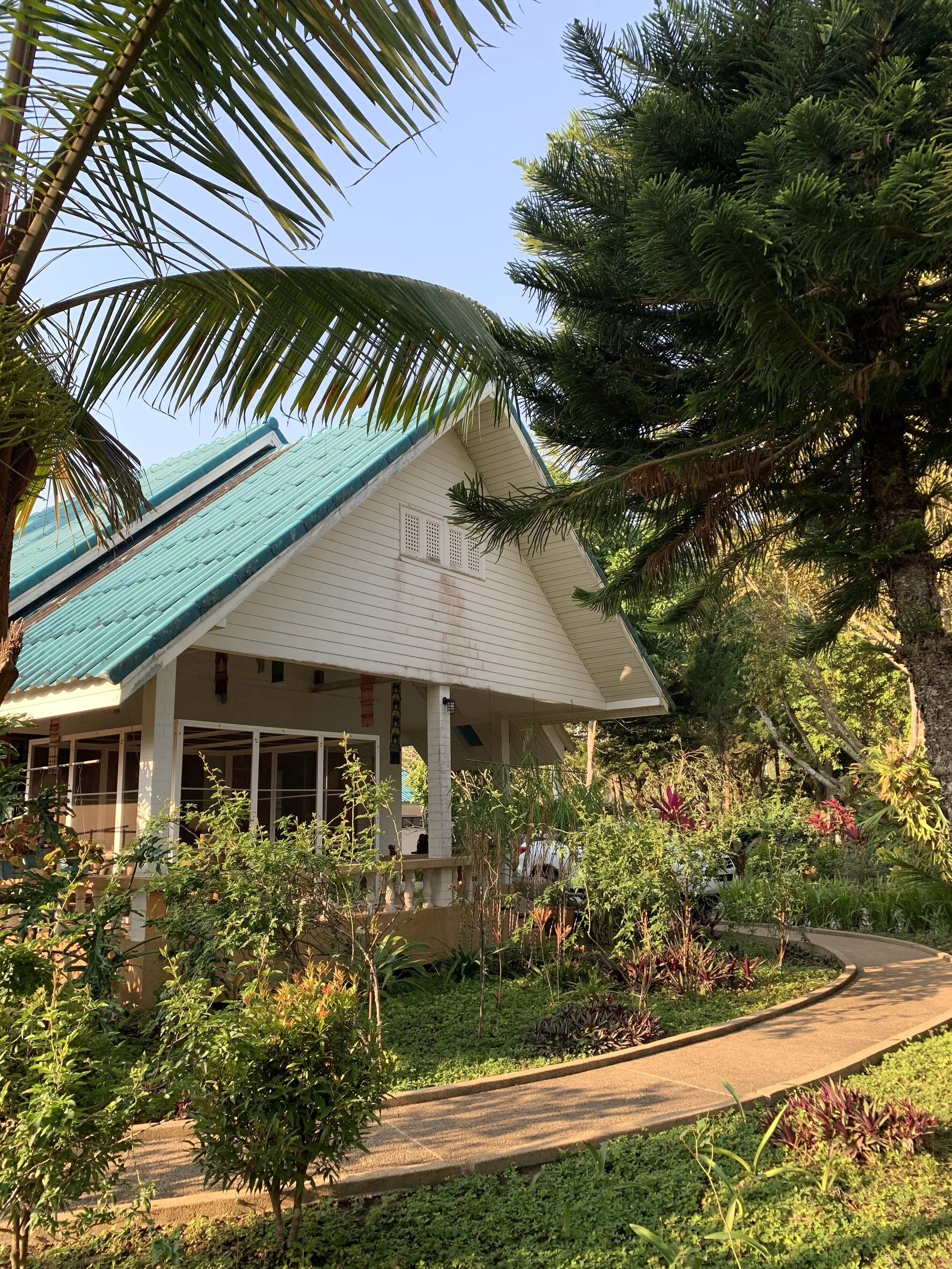 outside front pathway.jpeg