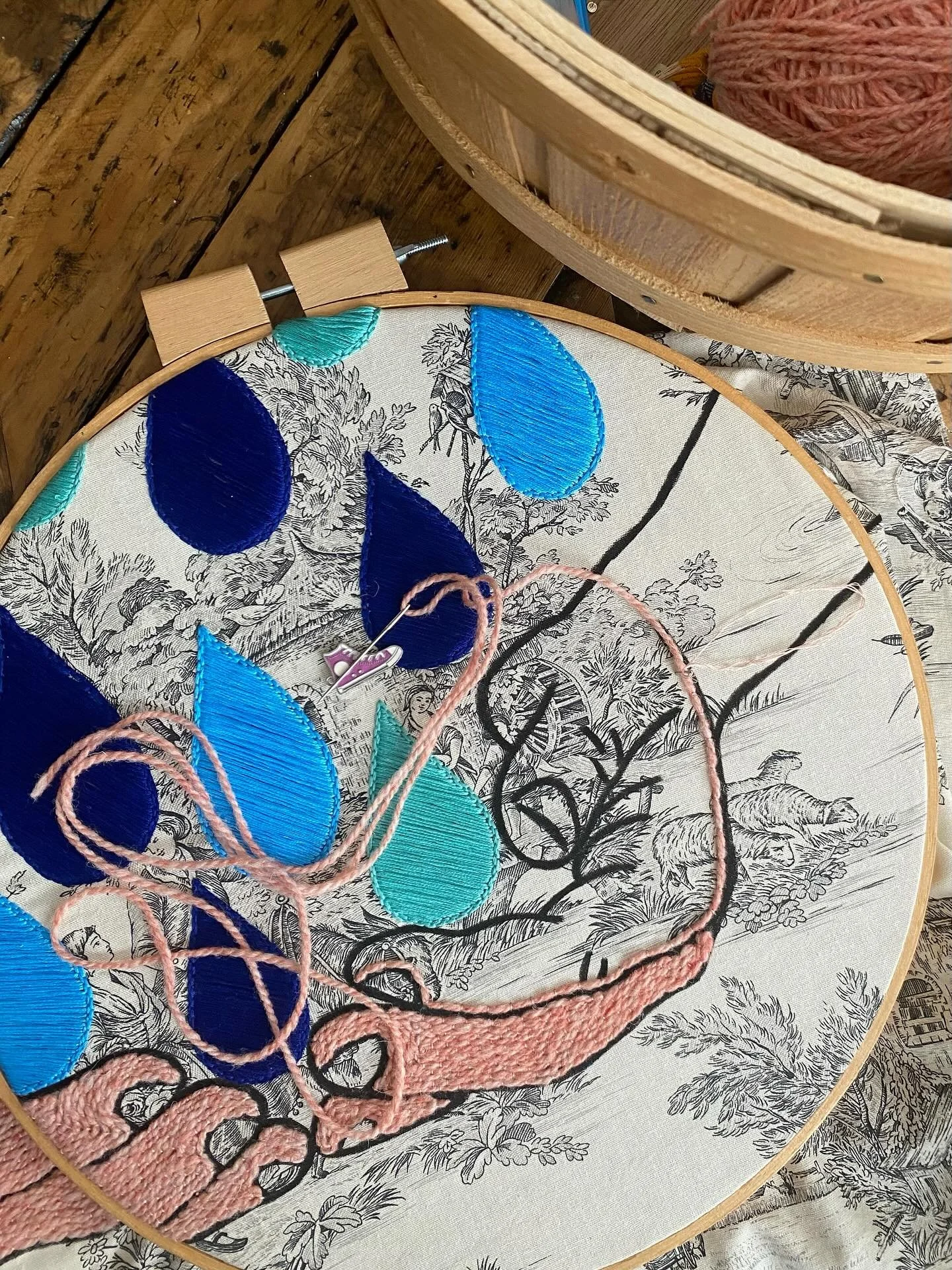 I&rsquo;ve been working on this one on and off for the past few months. It holds a lot of heavy emotions. Thankfully, two hands are there to catch all the tears. 🌧️

&Ccedil;a fait des mois que travaille sur ce morceau. Il contient beaucoup d&rsquo;