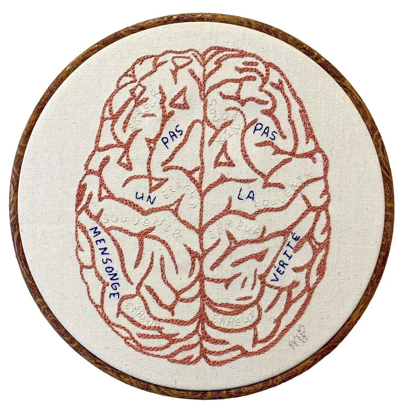 Confabulation 🧠 
Embroidery on cotton canvas
10&rsquo;&rsquo; diameter
2025

Quand des faux souvenirs s&rsquo;infiltrent&hellip;

Fallow is my reminder that rest is an important part of my practice. You can find &laquo;&nbsp;Confabulation&nbsp;&raqu