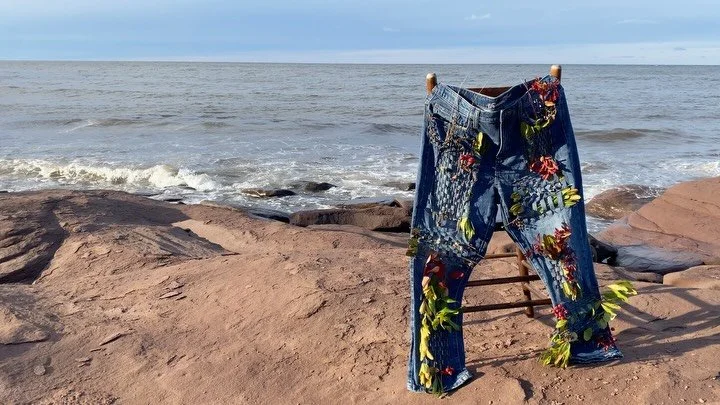 Jean r&eacute;ensauvag&eacute;, 2025

Le tissu &eacute;tait autrefois fabriqu&eacute; &agrave; partir de la flore et la faune locale. Aucun synth&eacute;tique, aucun produit chimique. Le @projet.borgitte a entam&eacute; un processus de r&eacute;ensau