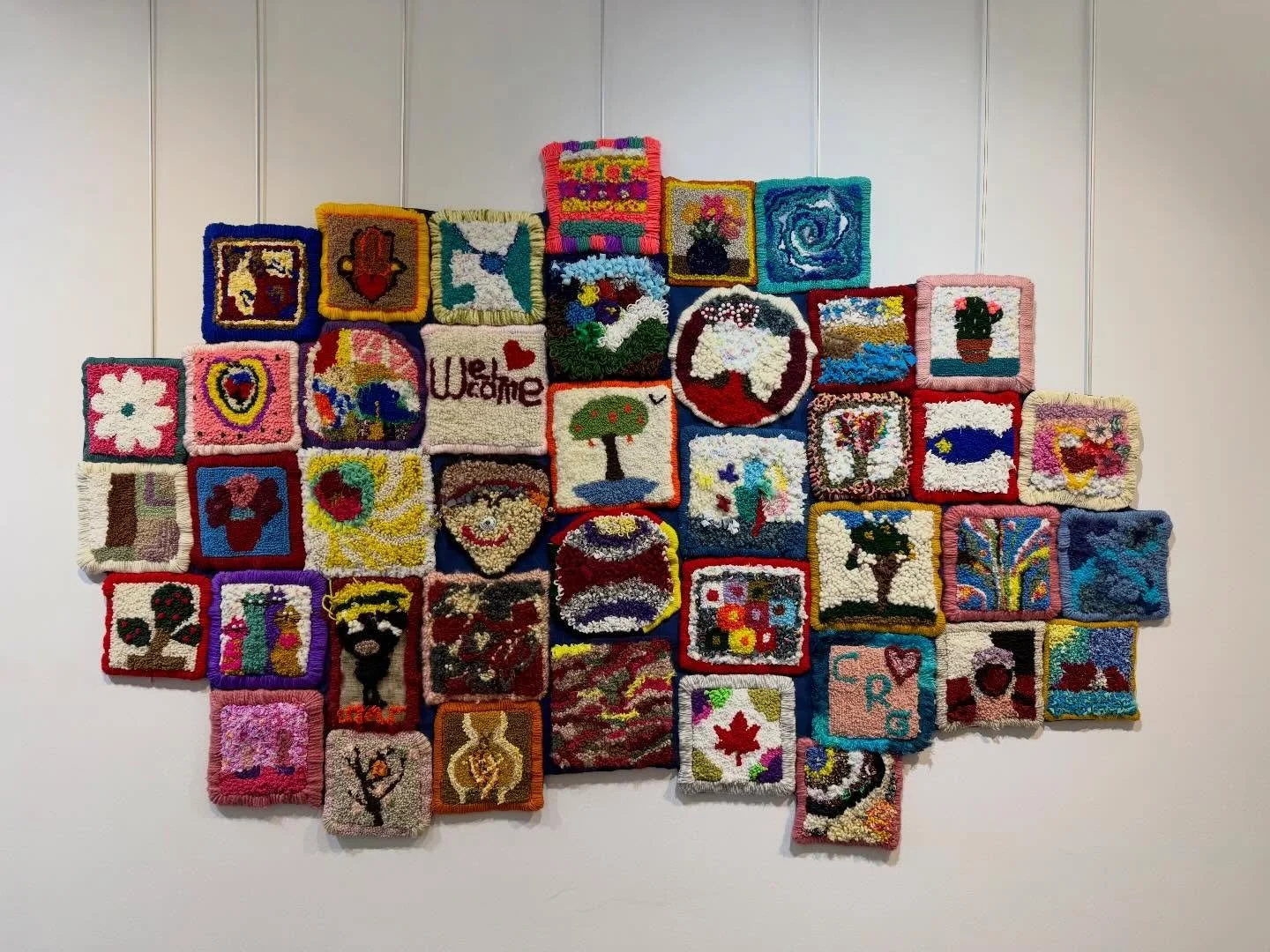 ✨GALAXIE - Hook&eacute;es d&rsquo;&eacute;motions✨ 

En montre maintenant au @centredesartsdieppe jusqu&rsquo;au 29 avril 2026. 

&laquo;&nbsp;Sous la direction de l&rsquo;artiste acadienne M&eacute;lanie Paulin, 34 femmes originaires de 14 pays ont 