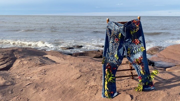 Jean r&eacute;ensauvag&eacute;, 2025

Le tissu &eacute;tait autrefois fabriqu&eacute; &agrave; partir de la flore et la faune locale. Aucun synth&eacute;tique, aucun produit chimique. Le @projet.borgitte a entam&eacute; un processus de r&eacute;ensau