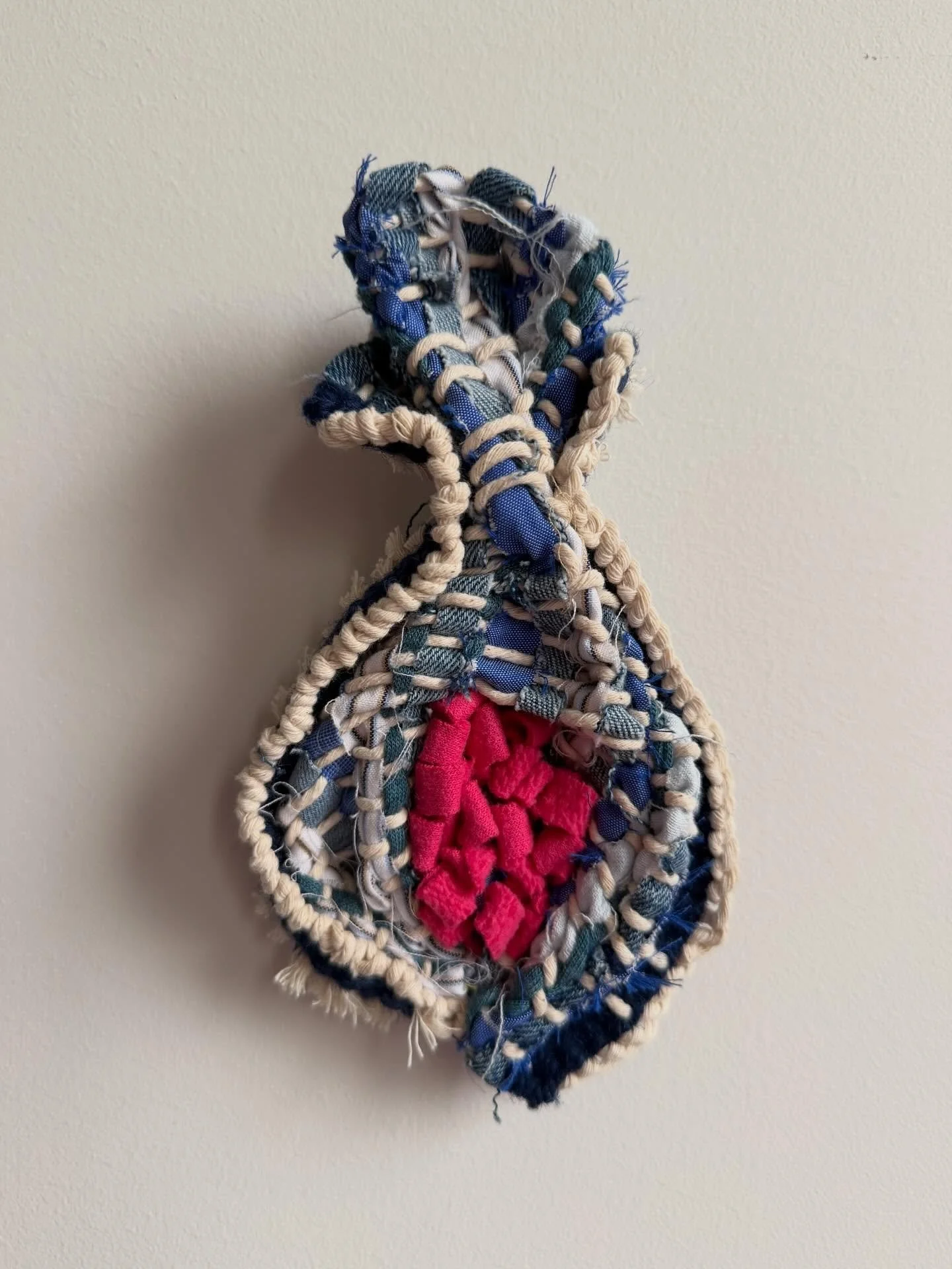 &laquo;&nbsp;R&eacute;silience / Resilience&nbsp;&raquo;
2026

Sculpture textile, tissage et tapis hook&eacute;, v&ecirc;tements usag&eacute;s 

Pour l&rsquo;encan Hors d&rsquo;&oelig;uvres 10, campagne de financement pour la @galeriesansnom. 

Misez