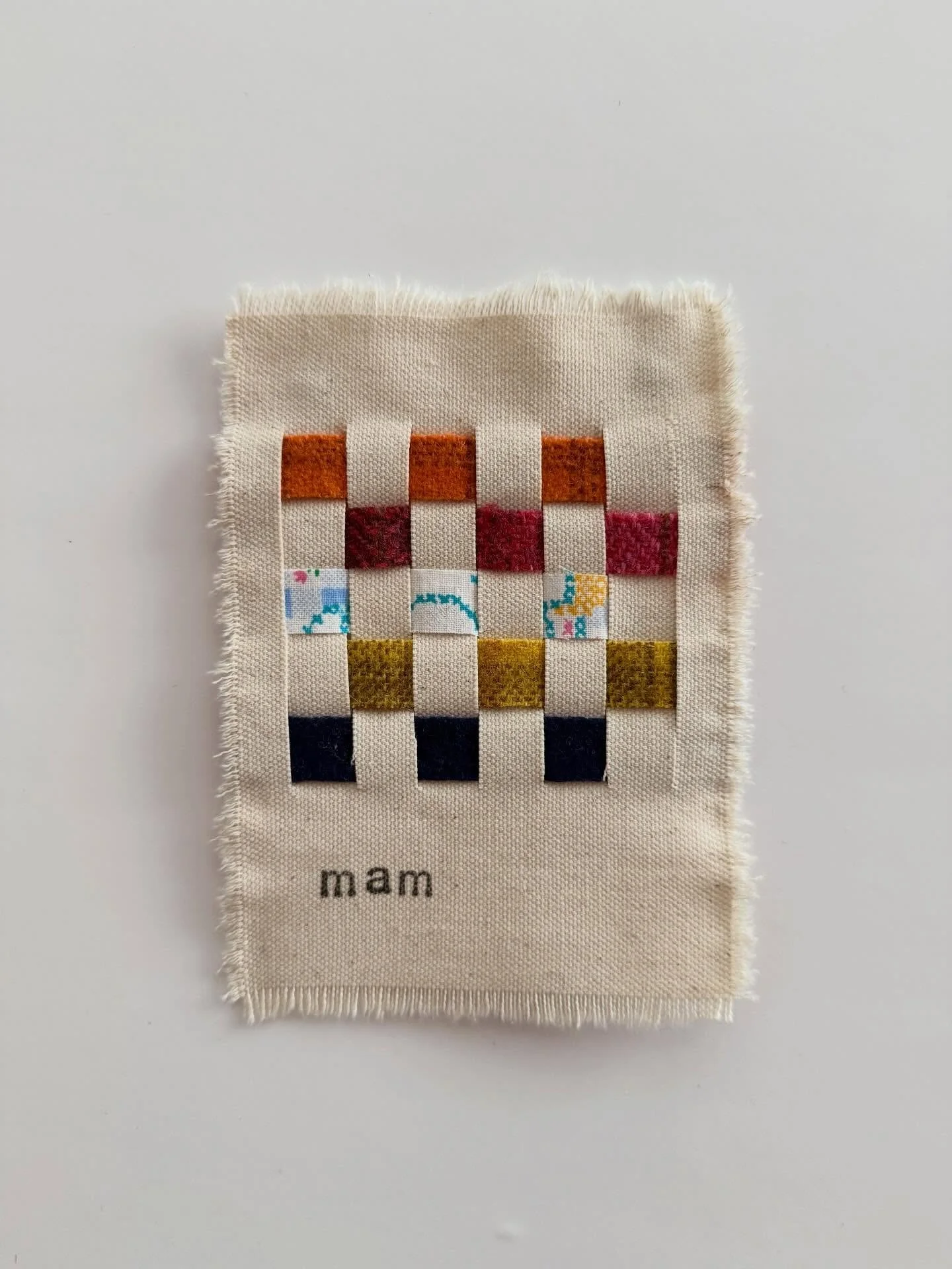 &Eacute;l&eacute;gie, 2026

&Eacute;tampe &agrave; la main sur cotton, tiss&eacute; avec des bouts de mat&eacute;riaux r&eacute;cup&eacute;r&eacute;s.

🌻 Un extrait de l&rsquo;hommage &eacute;crite pour ma maman. On t&rsquo;aime pour toujours 🌻

Po