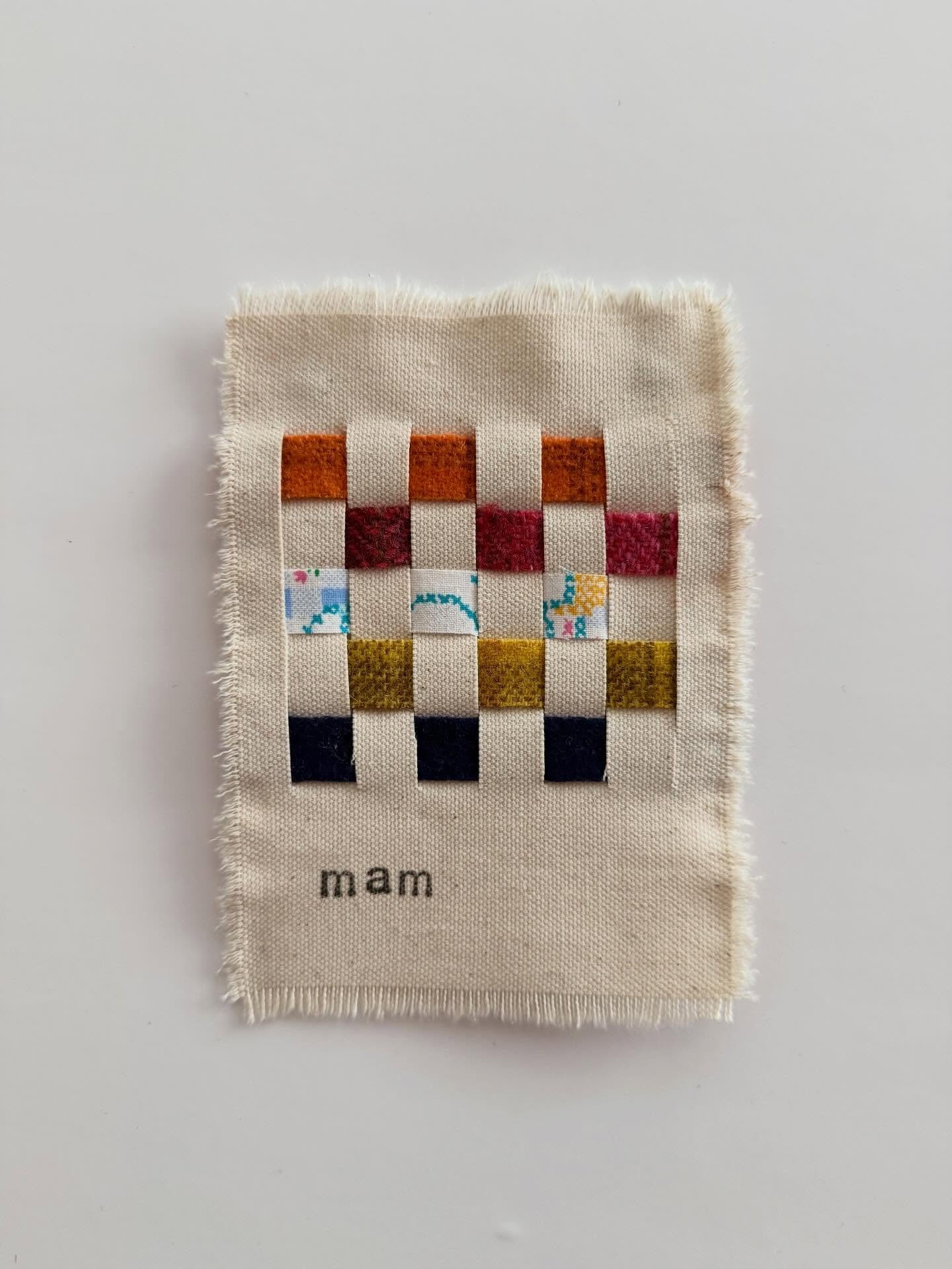 &Eacute;l&eacute;gie, 2026

&Eacute;tampe &agrave; la main sur cotton, tiss&eacute; avec des bouts de mat&eacute;riaux r&eacute;cup&eacute;r&eacute;s.

🌻 Un extrait de l&rsquo;hommage &eacute;crite pour ma maman. On t&rsquo;aime pour toujours 🌻

Po