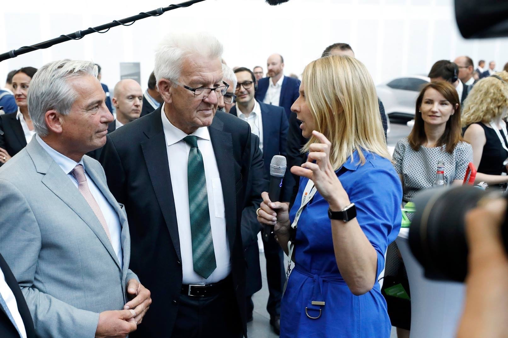 Anja Hendel 2018 im im Dialog mit Winfried Kreschmann und Thomas Strobl im Rahmen des Strategiedialogs Automobilwirtschaft Baden-Württemberg