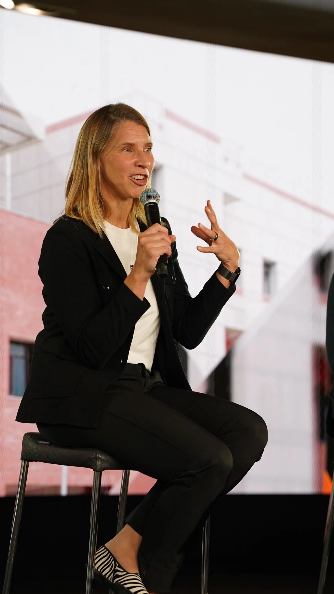 Panel Diskussion beim News9 Global Summit in der mhp Arena