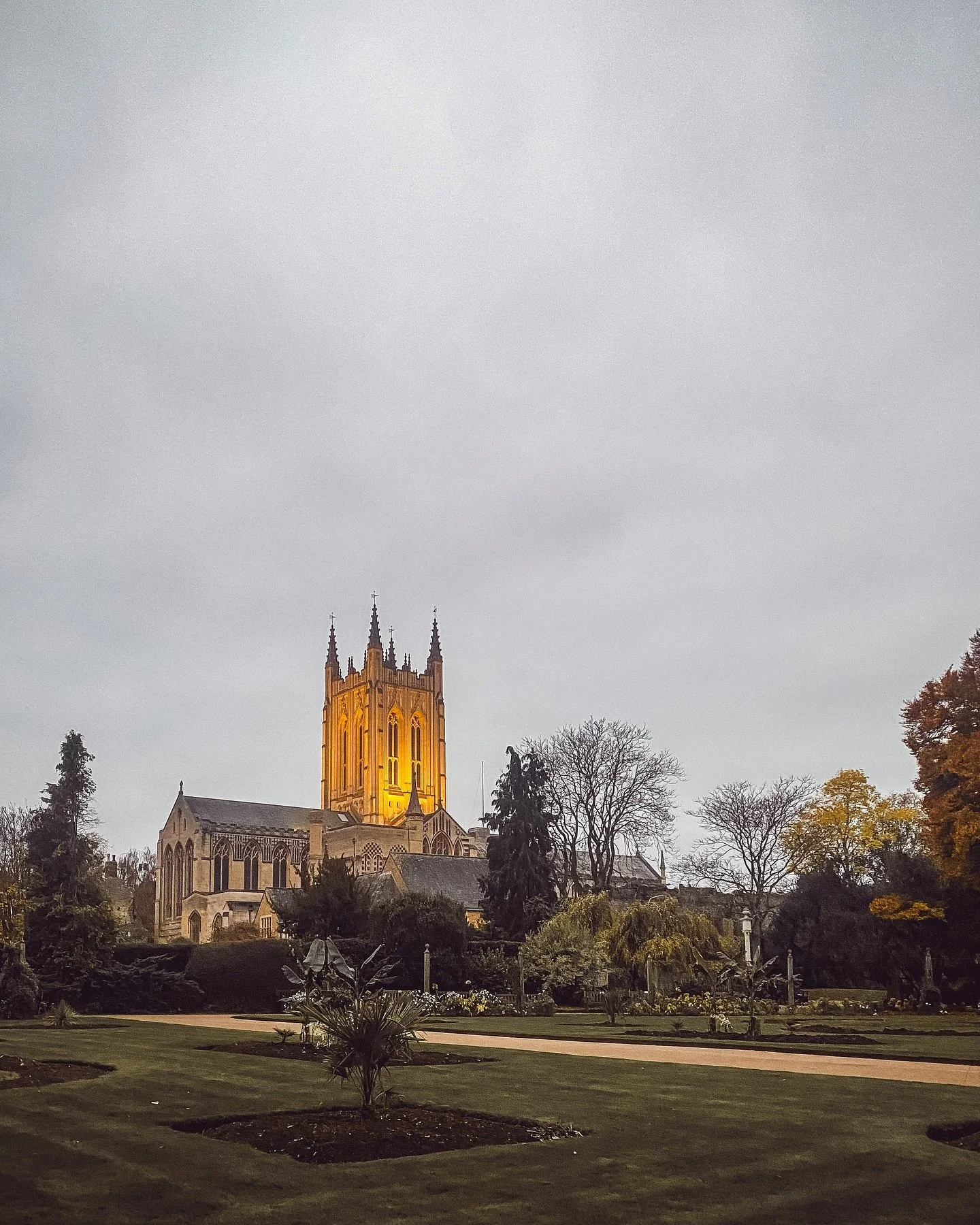 Back to work after October half term 🍂🫶 And this small studio is officially full for 2025 - beyond grateful!! Focusing on current projects for the rest of the year, but 2026 enquiries are open for new year projects ✨