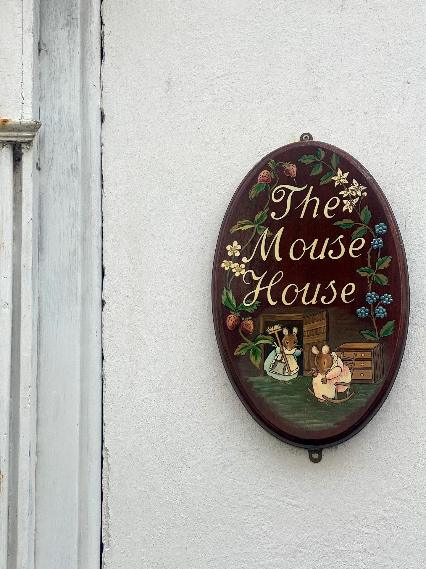 I have a thing for house signs. Small details, big charm 🤍🐭 The Dolls House sign (a few posts back) still holds the crown but this one definitely made me do a double take ✨