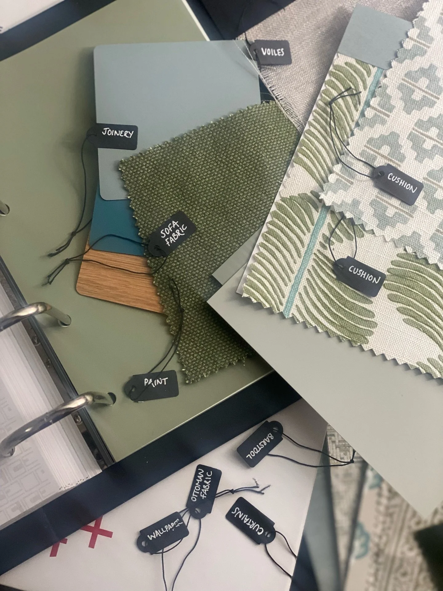 Presented a lovely project today - slide 1 is WIP, slide 2 is a peek at the sample tray 🤍 Carried the whole lot in inside white bin liners because the rain was ridiculous. Interior design in British weather ☔️😂