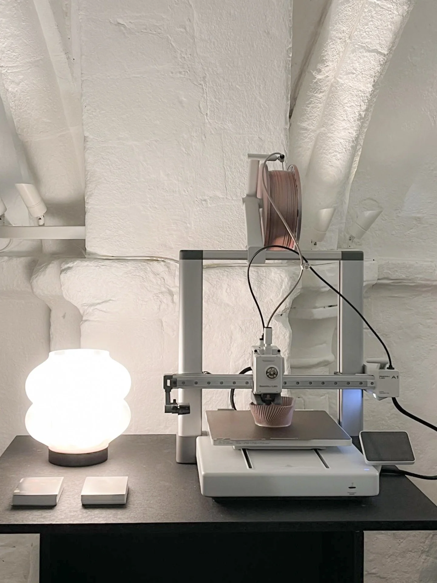 3D printed lighting and vases mid process, absolutely hypnotising me. It gets interesting if you stare at it long enough&hellip; (should&rsquo;ve been a video 😝)