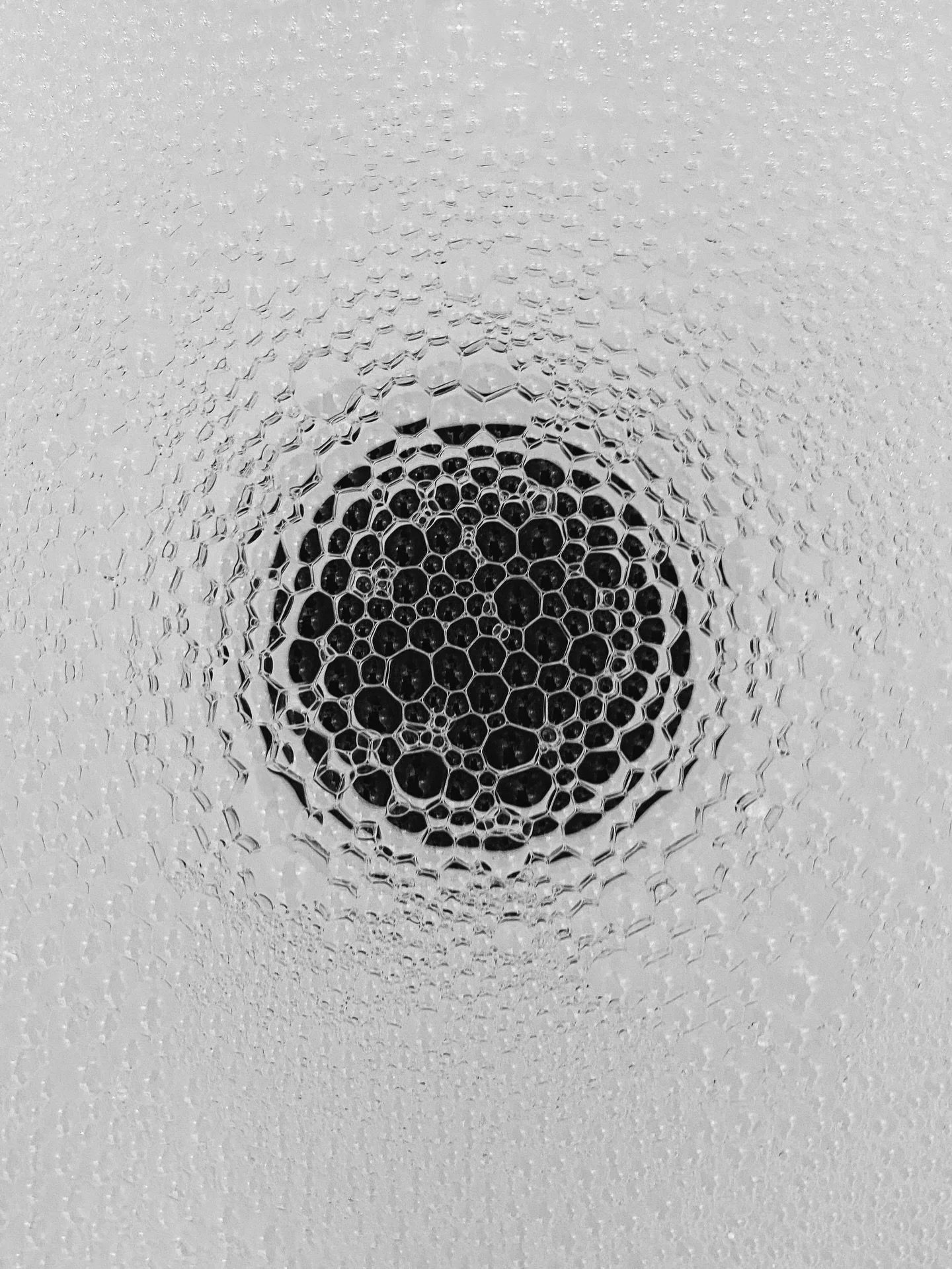 Love black bathroom hardware. Also love being honest about what it&rsquo;s like to live with, I&rsquo;ve had it in two of my own bathrooms 🫧 Hard water will show up easier and you&rsquo;ll find yourself wiping it down more often. Cleaning with care 