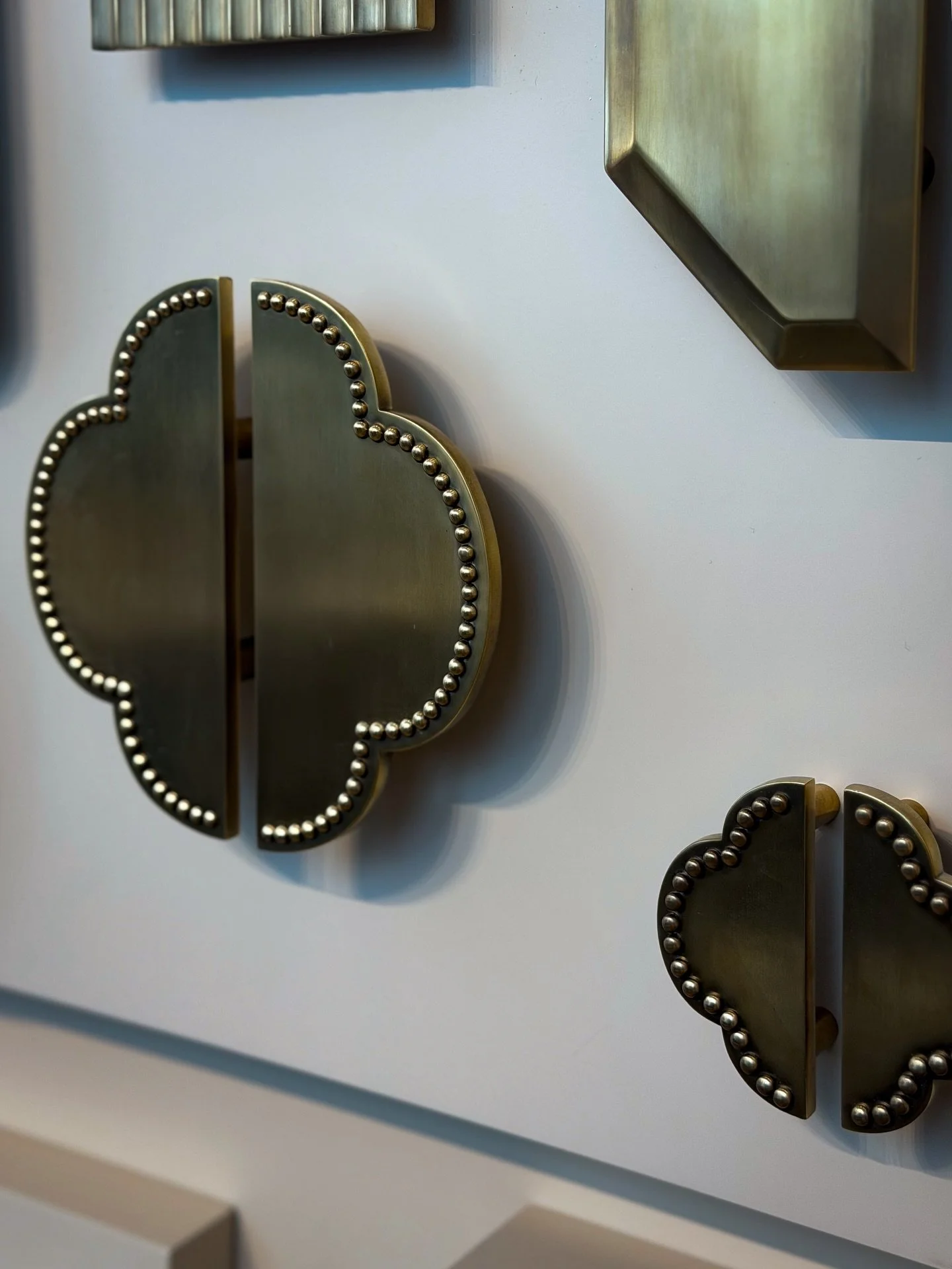 Just more of my camera roll from design week ✨ Loved the handles in the first slide so much. The shape, patina, the tiny stud detail 🥰