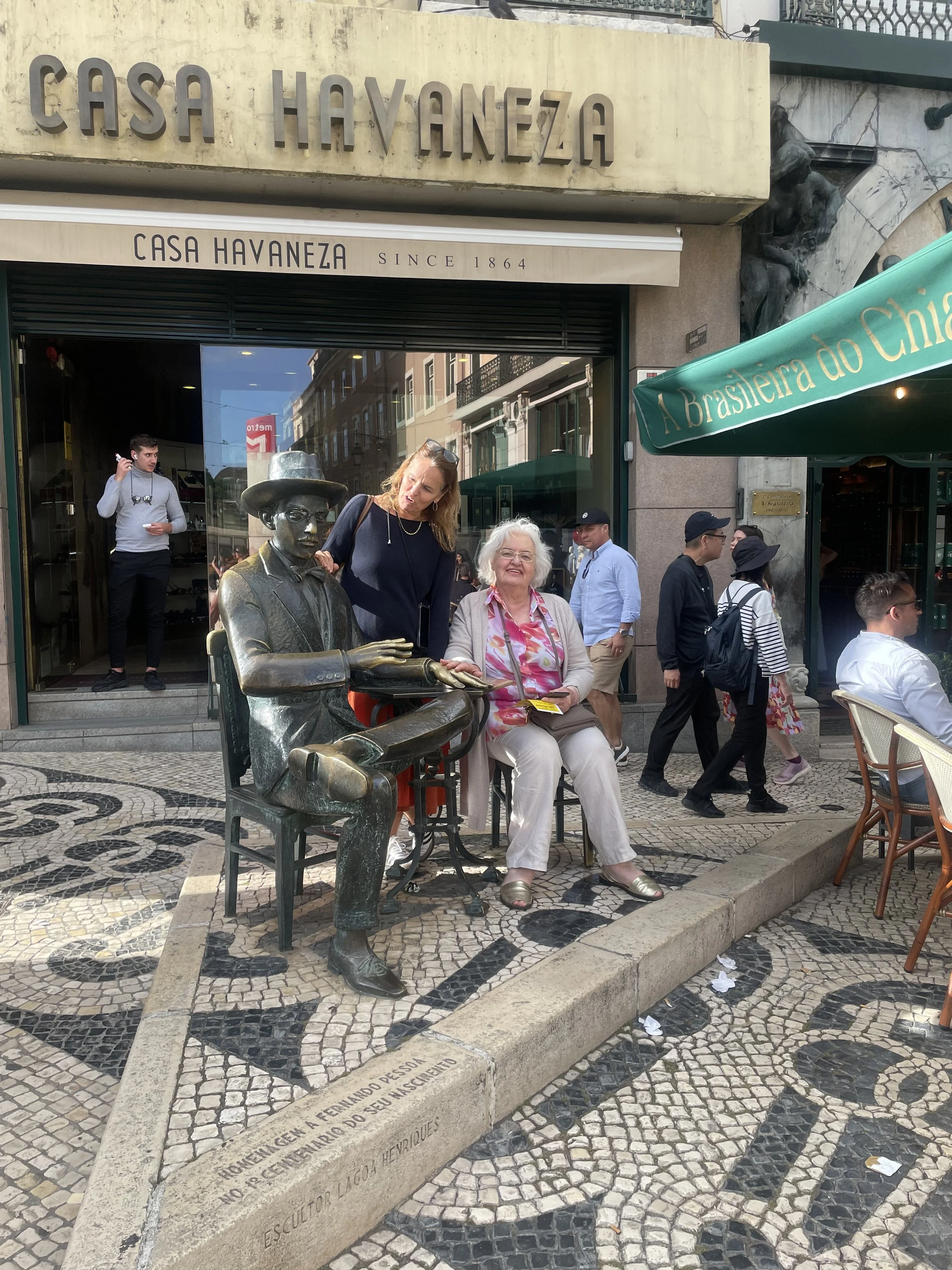 Dos mujeres mayores disfrutando de su viaje en Portugal gracias a Bomvento Inutition y Sabrina Guerra