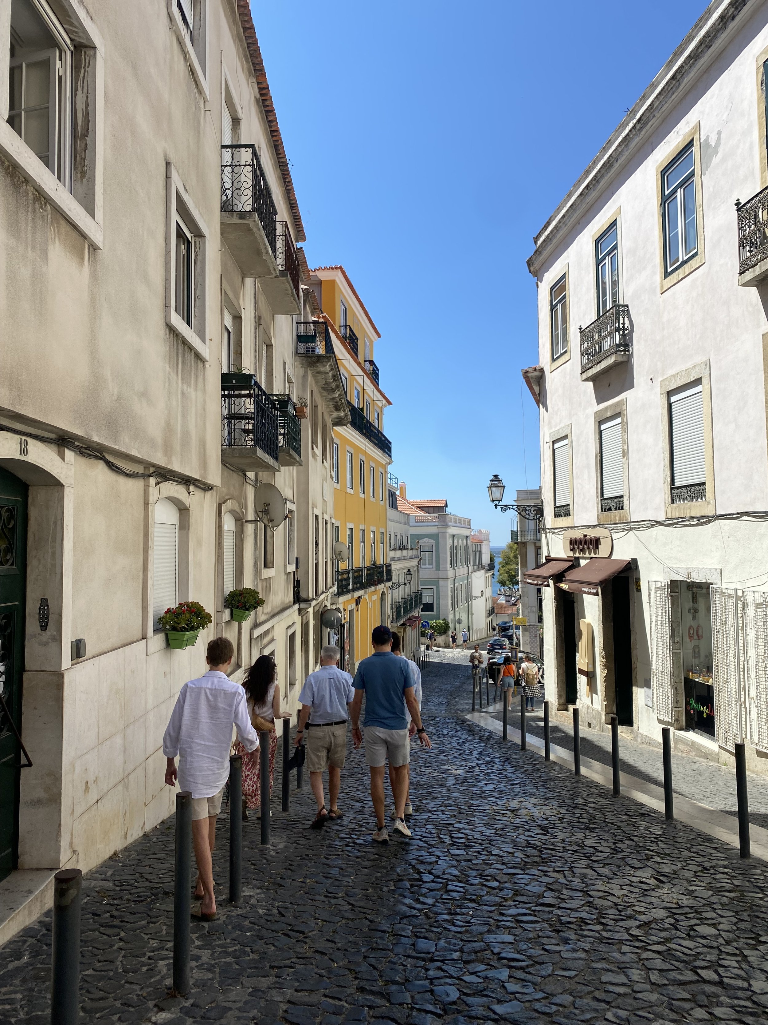 Bomvento Portugal es una empresa familiar que brinda servicios de viajes y asesorías de familia a familia para hacer de Portugal tu hogar por días, meses, años o para toda la vida. Viaja a Portugal.