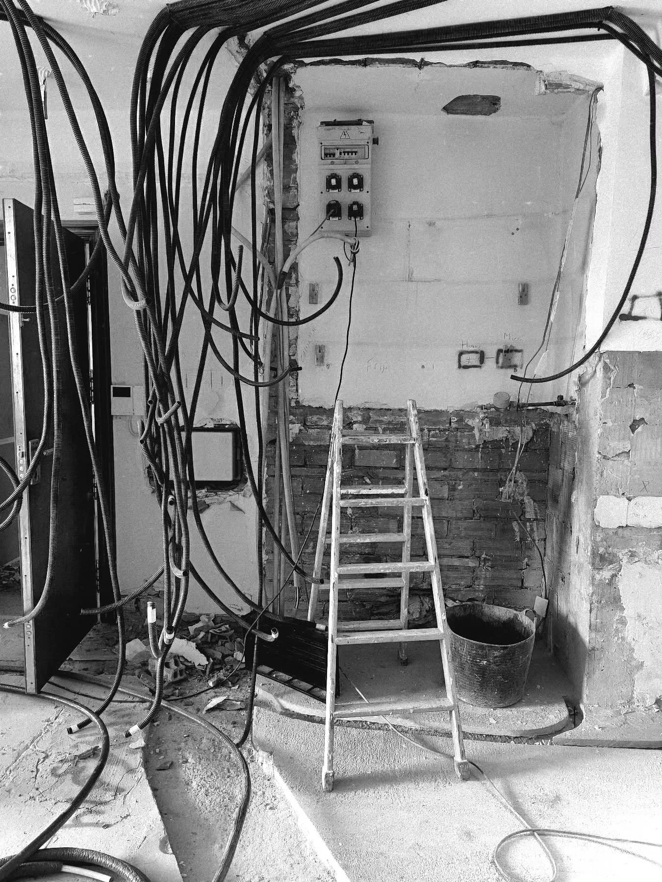 Metidos en faena.
Que poco os gusta ver esta parte del proceso para llegar a tener vuestra casa como se ha dise&ntilde;ado para estar bien a gusto.
Parece que no va a llegar nunca...

Pero no os preocup&eacute;is que llegar&aacute;. Esto es solo un t