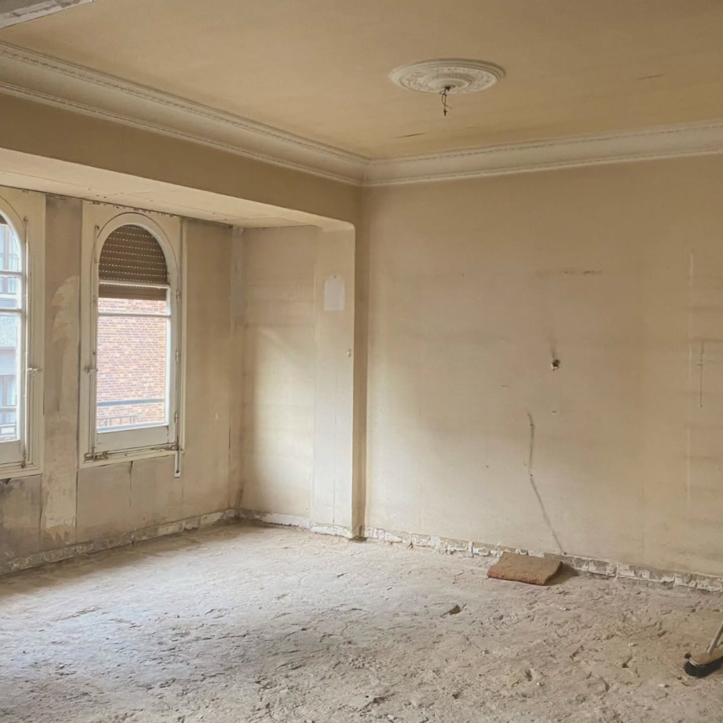 Cuando un espacio exige una visi&oacute;n global, ya no sirven las decisiones sueltas.
No vale pensar primero el sof&aacute;, luego la iluminaci&oacute;n y despu&eacute;s "ya veremos la obra".

Porque cada decisi&oacute;n condiciona la sigu