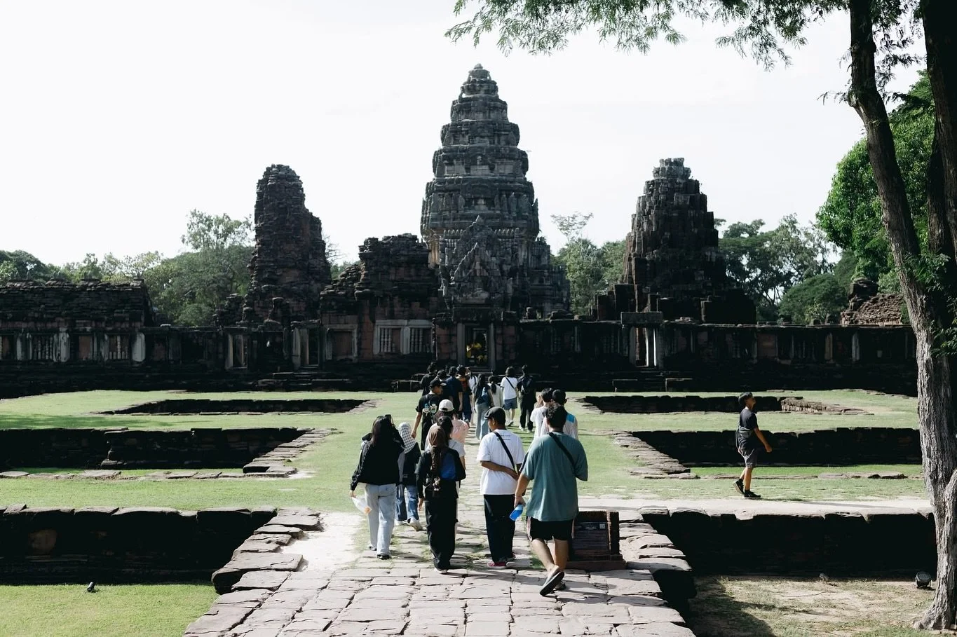 สัมผัสอวลดิน กลิ่นฝน และสายลมแห่งแดนดินจินตภาพ
.
แม้มรสุมแห่งศิลปะร่วมสมัยจะจบลง ทว่าภาพฝันของเมืองพิมาย และวิถีชีวิตยังคงดำเนินอยู่เสมอ เฝ้ารอให้ผู้คนเข้ามาสานต่อเรื่องราวของการเดินทางครั้งใหม่อีกครั้ง ...
.
ภาพถ่ายโดย เซม ฐา
.
สนับสนุนเนื้อหาโดย กา